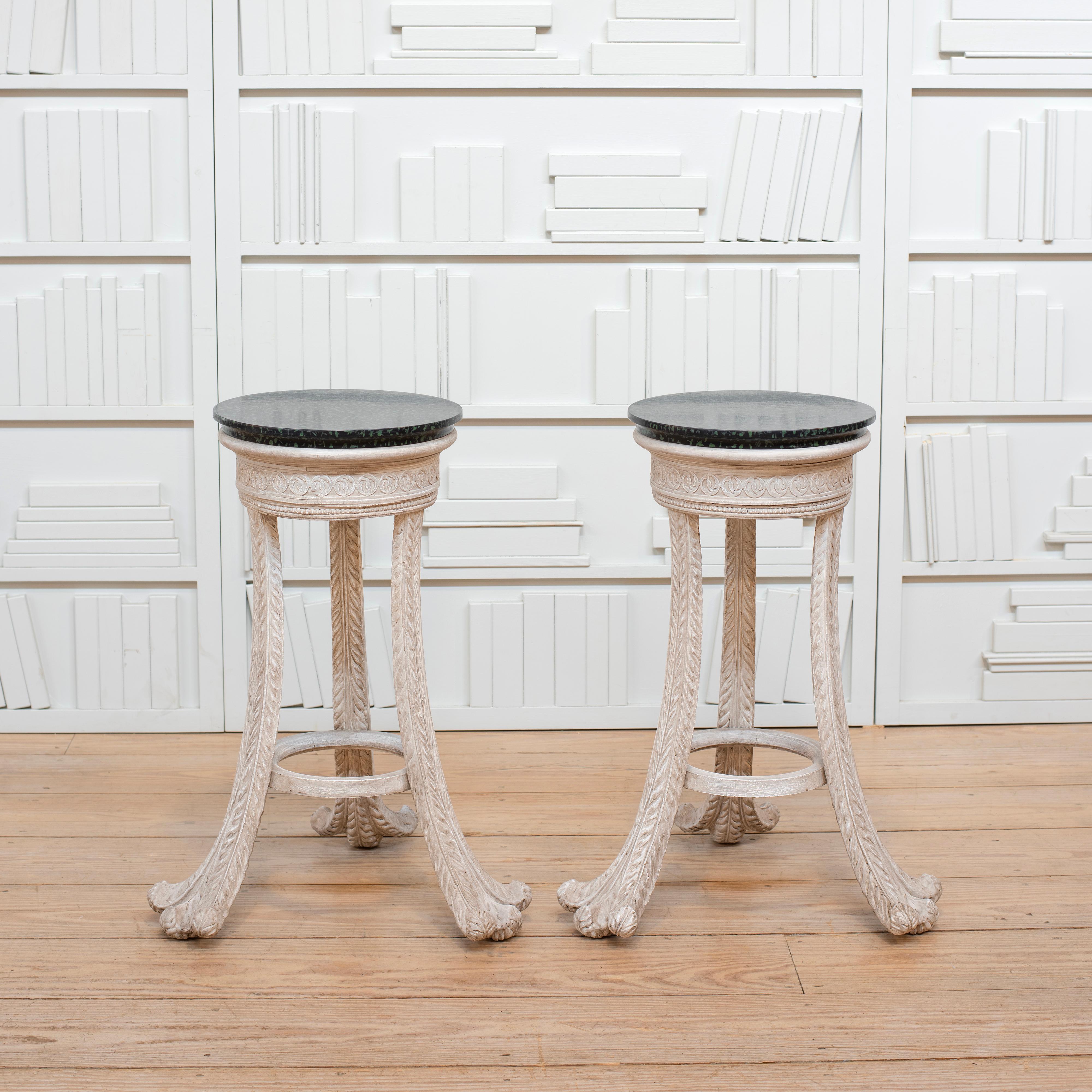 Regency Paire de piédestaux de style Serge Roche du début du C.I.C. avec porphyre peint en vert. en vente