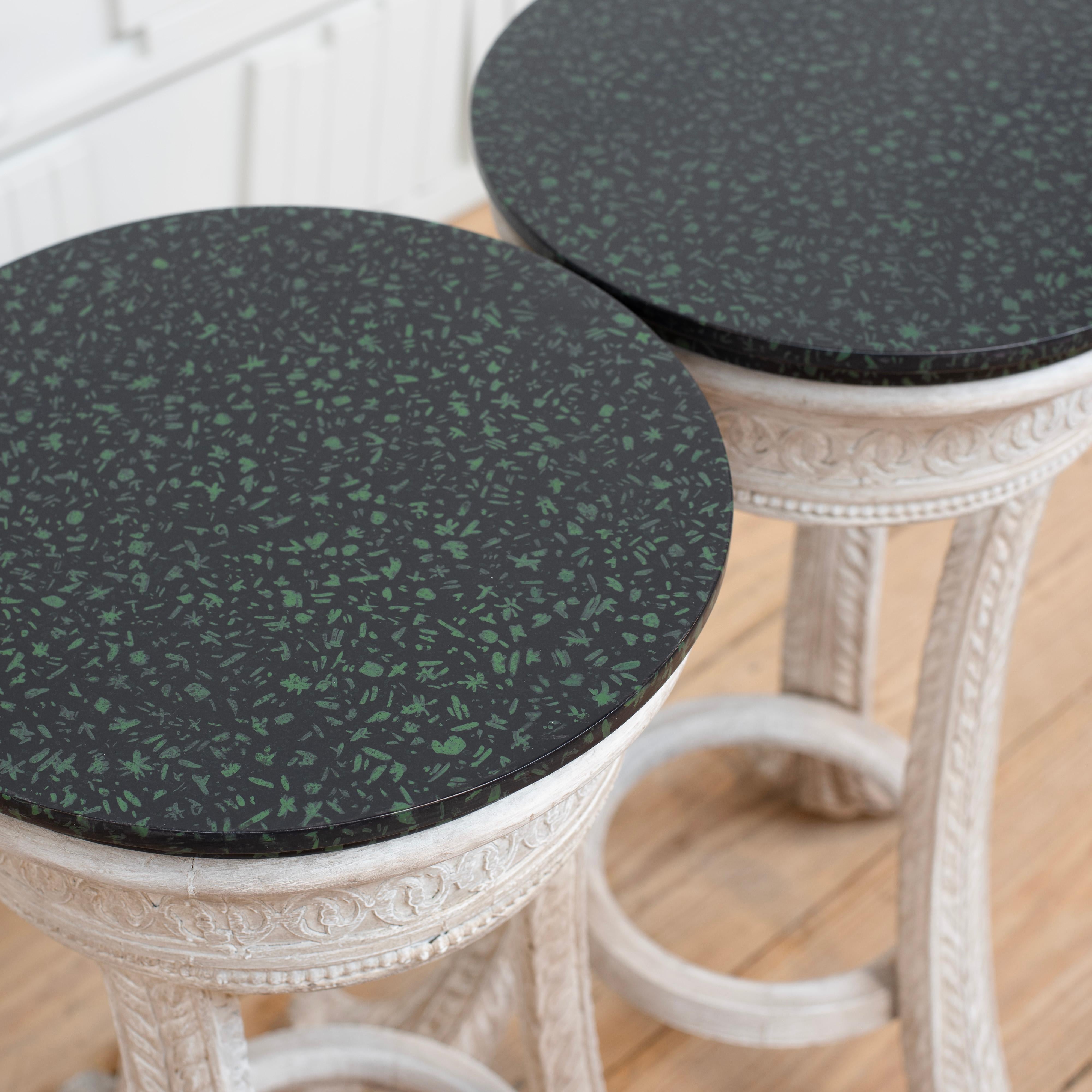 Sculpté Paire de piédestaux de style Serge Roche du début du C.I.C. avec porphyre peint en vert. en vente