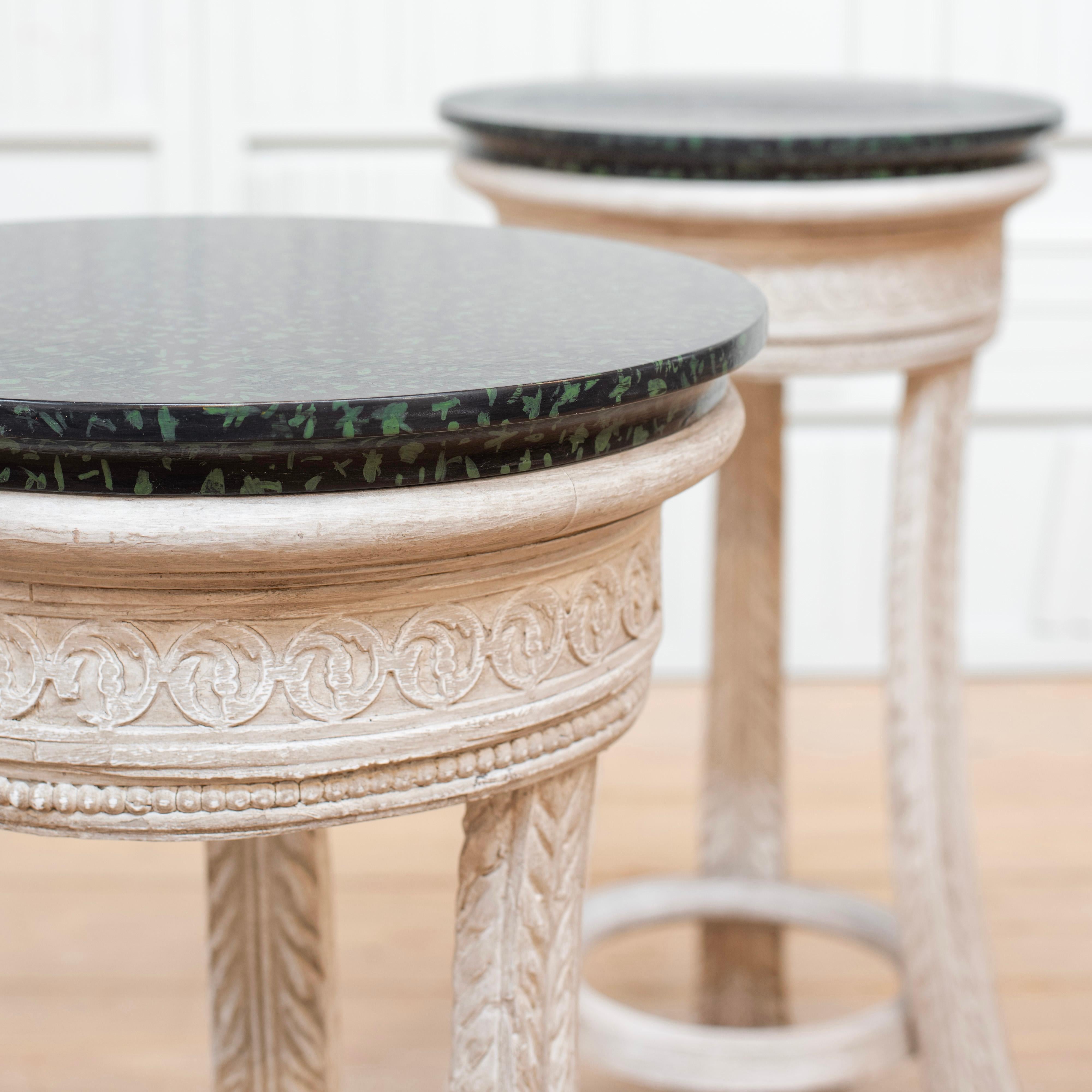 20ième siècle Paire de piédestaux de style Serge Roche du début du C.I.C. avec porphyre peint en vert. en vente