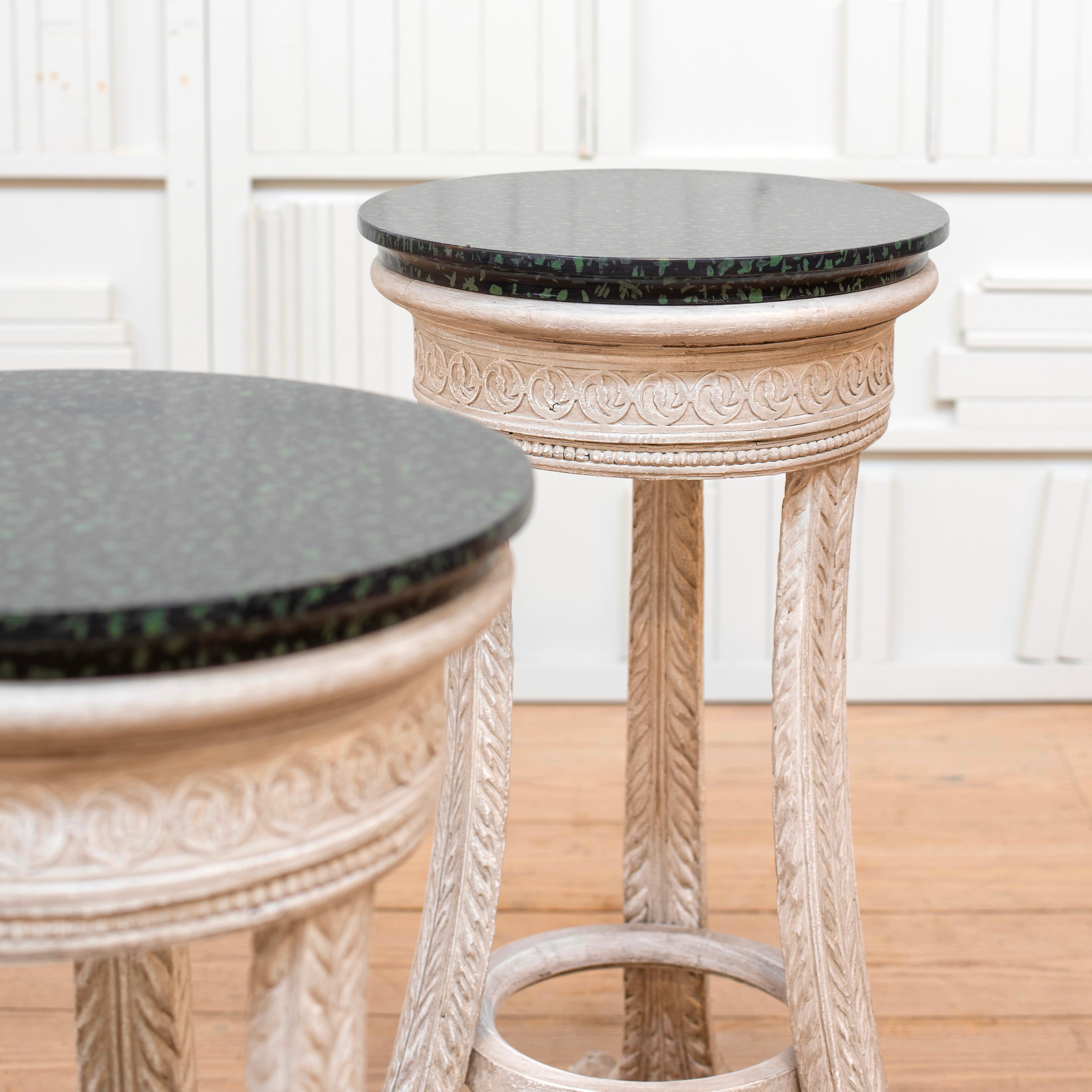 Bois Paire de piédestaux de style Serge Roche du début du C.I.C. avec porphyre peint en vert. en vente