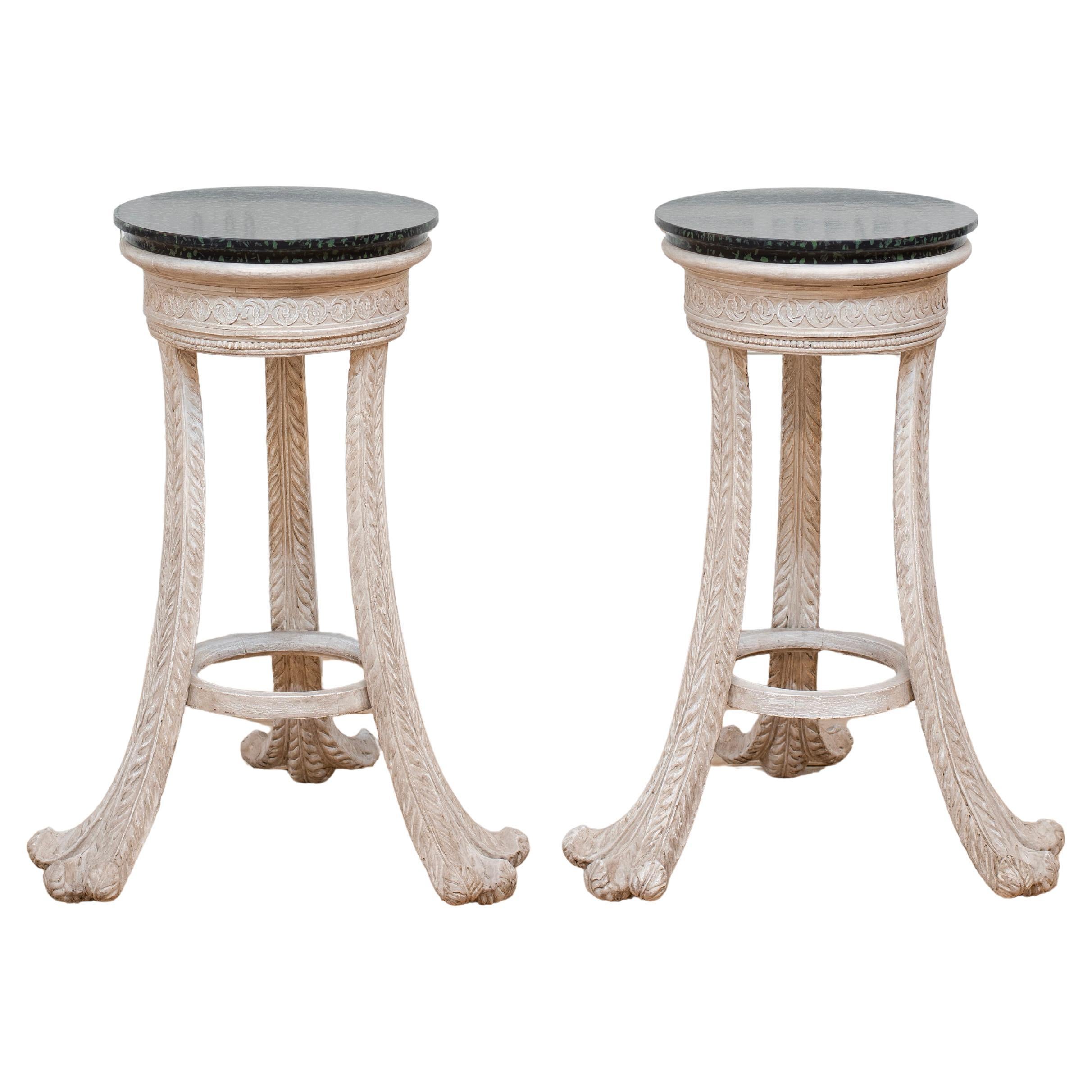 Paire de piédestaux de style Serge Roche du début du C.I.C. avec porphyre peint en vert. en vente