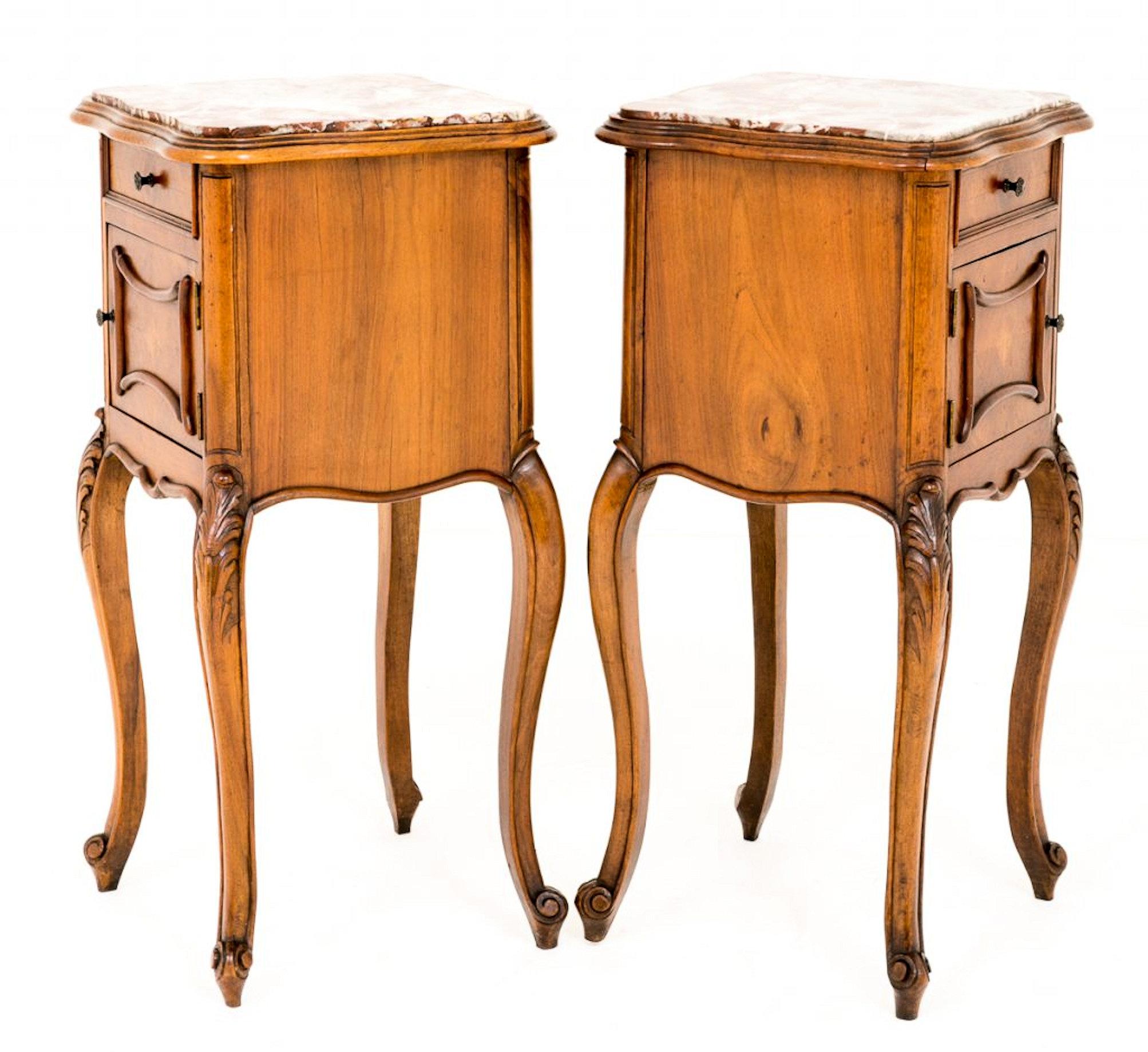 Pair of Early 20th Century Walnut Bedside Cabinets In Good Condition In London, GB