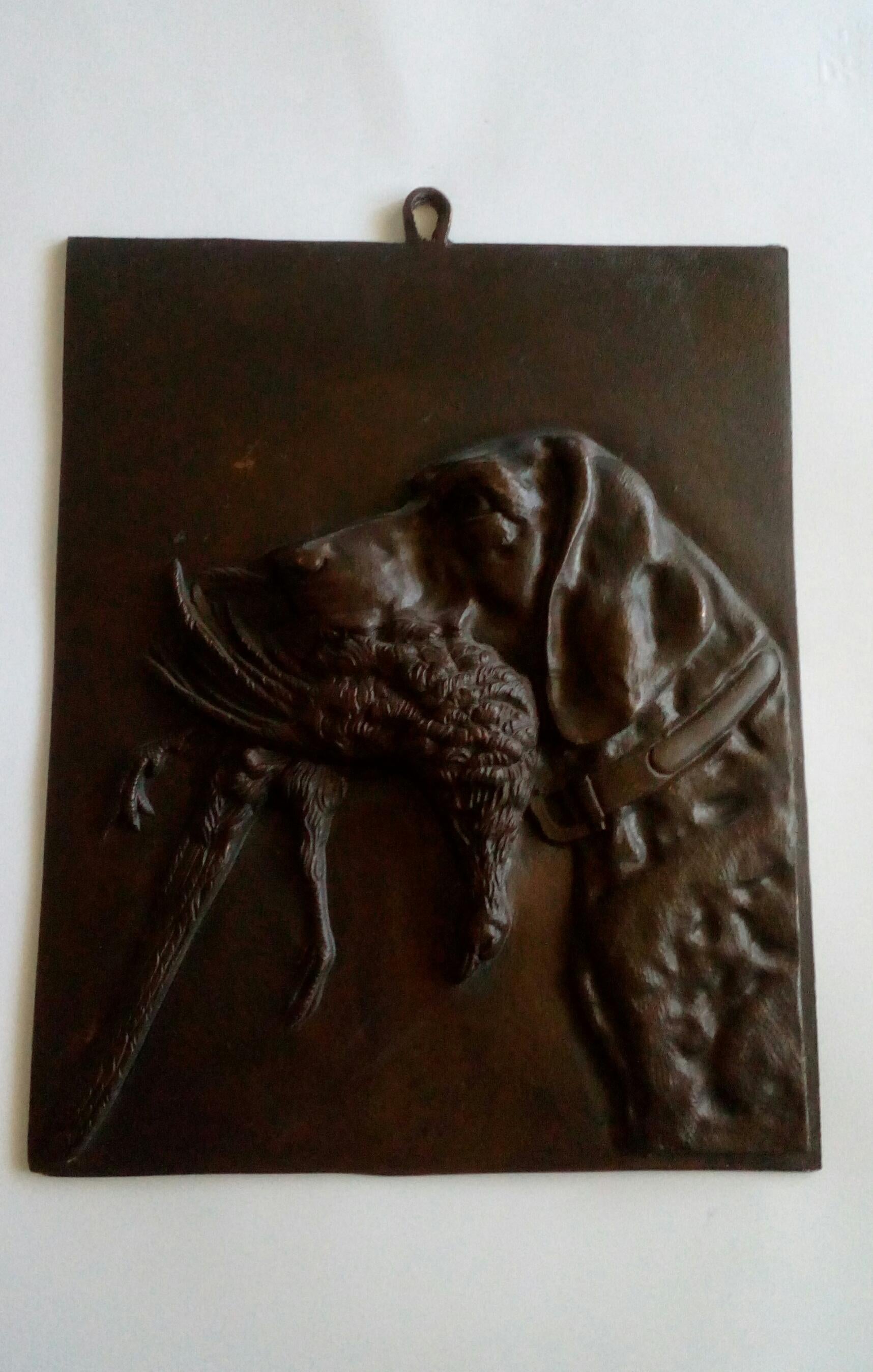 Bronze tiles representing retrievers, one bracco and one cocker respectively. Subjects of great realism in wax bronze lost by hand engraving, unsigned.
Measures: Height 31 cm
Width 25 cm
Depth 4 cm.