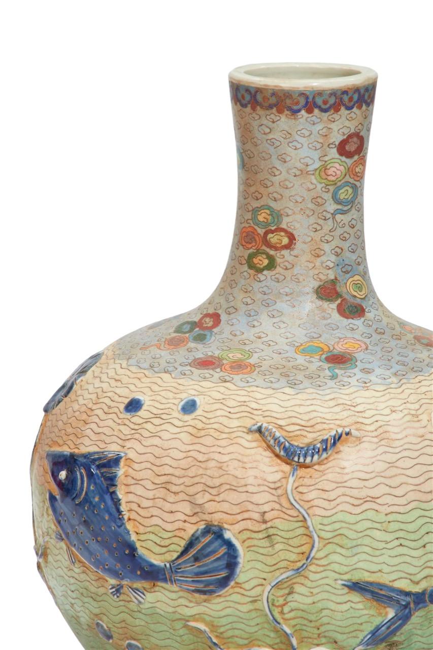Paire de vases en porcelaine émaillée cloisonnée datant du début du 20e siècle (années 1900). 4