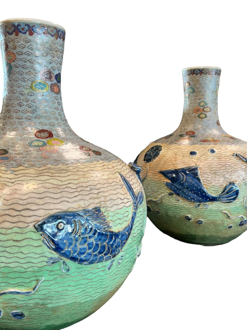 Paire de vases en porcelaine émaillée cloisonnée datant du début du 20e siècle (années 1900). 8