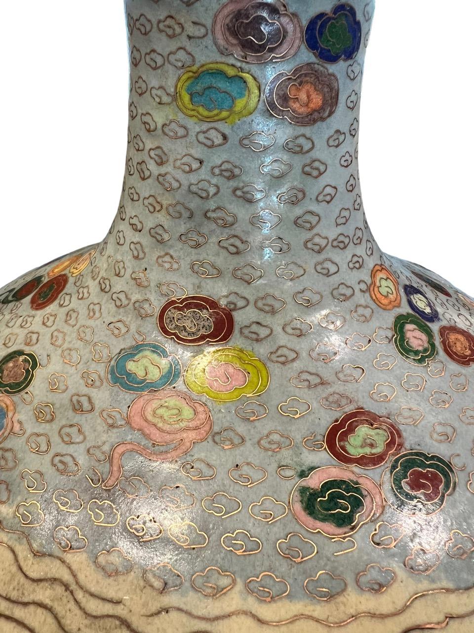 Paire de vases en porcelaine émaillée cloisonnée datant du début du 20e siècle (années 1900). 11