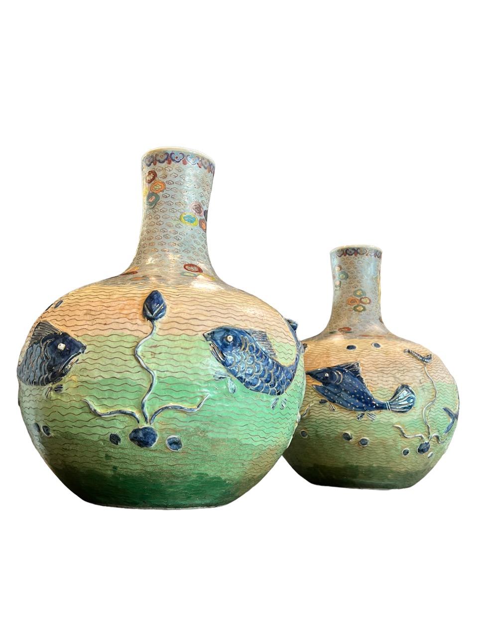 Peint à la main Paire de vases en porcelaine émaillée cloisonnée datant du début du 20e siècle (années 1900).