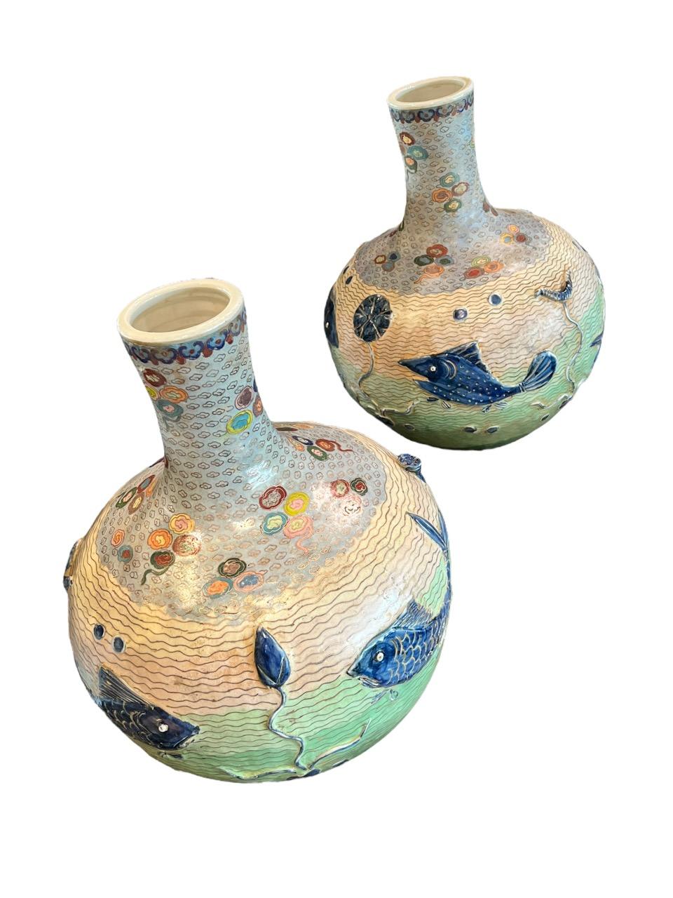 Paire de vases en porcelaine émaillée cloisonnée datant du début du 20e siècle (années 1900). État moyen à North Miami, FL