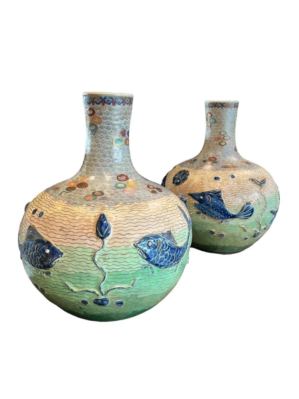 20ième siècle Paire de vases en porcelaine émaillée cloisonnée datant du début du 20e siècle (années 1900).