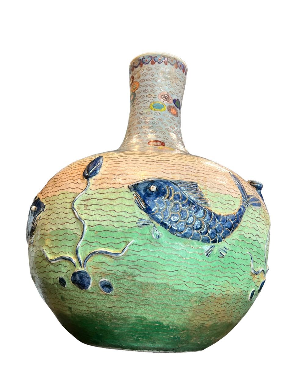Émail Paire de vases en porcelaine émaillée cloisonnée datant du début du 20e siècle (années 1900).