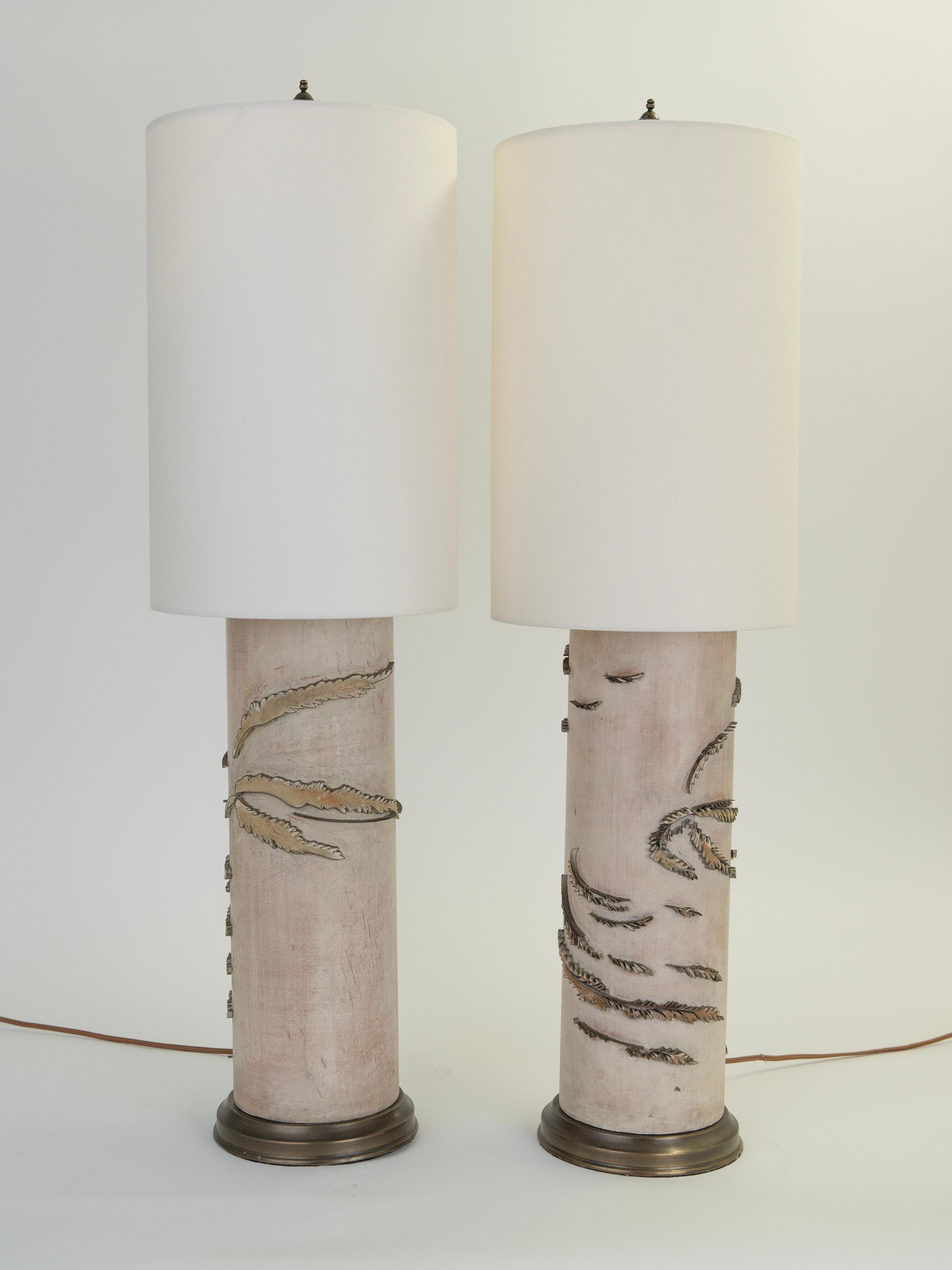Jolie, élégante et féminine paire de rouleaux de papier peint transformés en une paire de lampes. La couleur est une nuance légère et poussiéreuse de blanc cassé avec une pointe de rose. Chaque pièce est unique dans son application des goujons