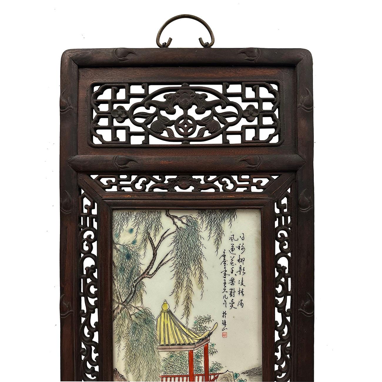 Il s'agit d'un ensemble de 2 panneaux en porcelaine peinte ancienne chinoise. Ils ont été fabriqués et peints à la main. Il présente un magnifique cadre en bois de rose traditionnel chinois sculpté et détaillé, avec des fourchettes chinoises peintes