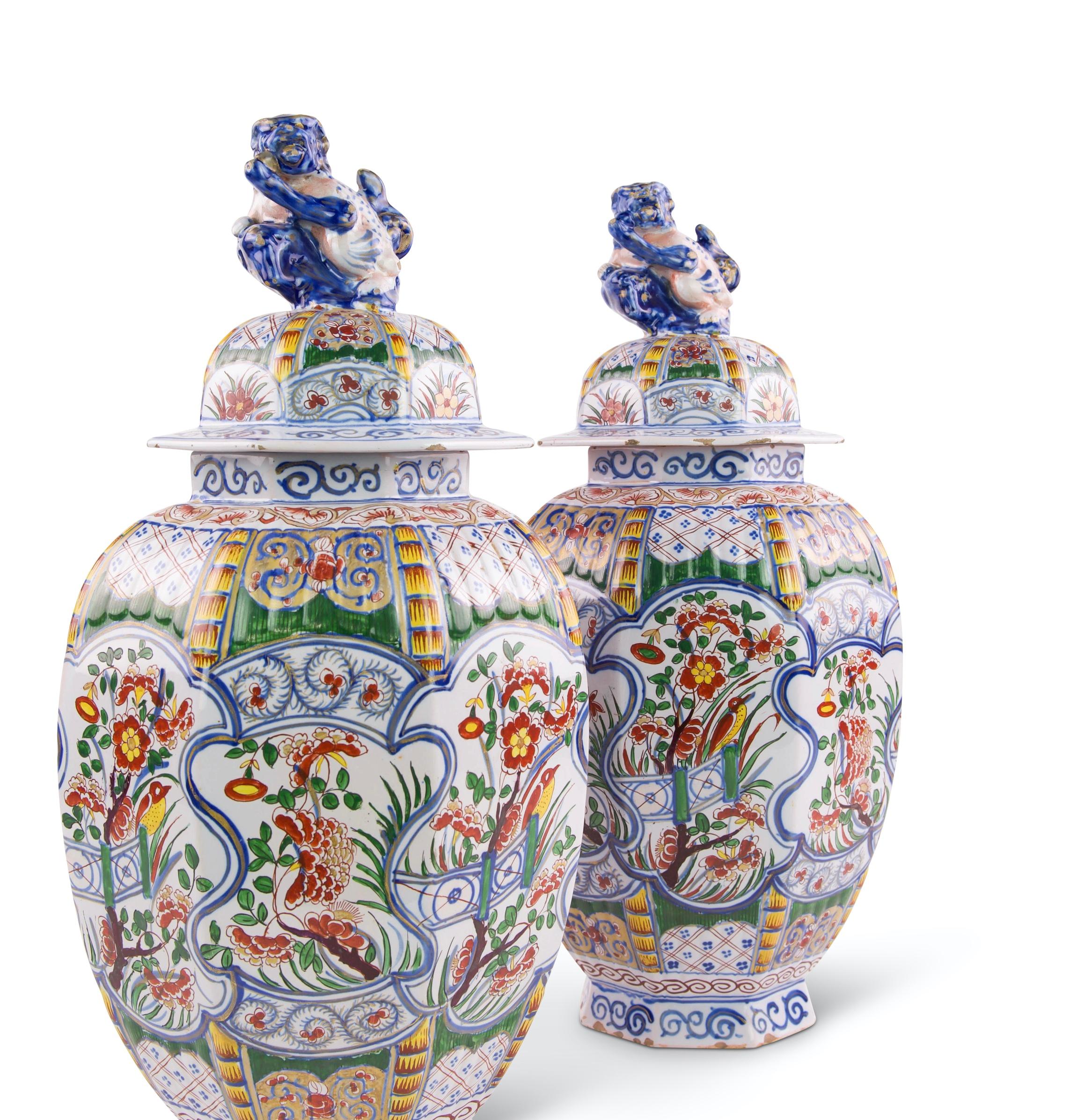 Pair of Early 20th Century Antique Delft Polychrome Vases with Covers In Good Condition For Sale In London, GB