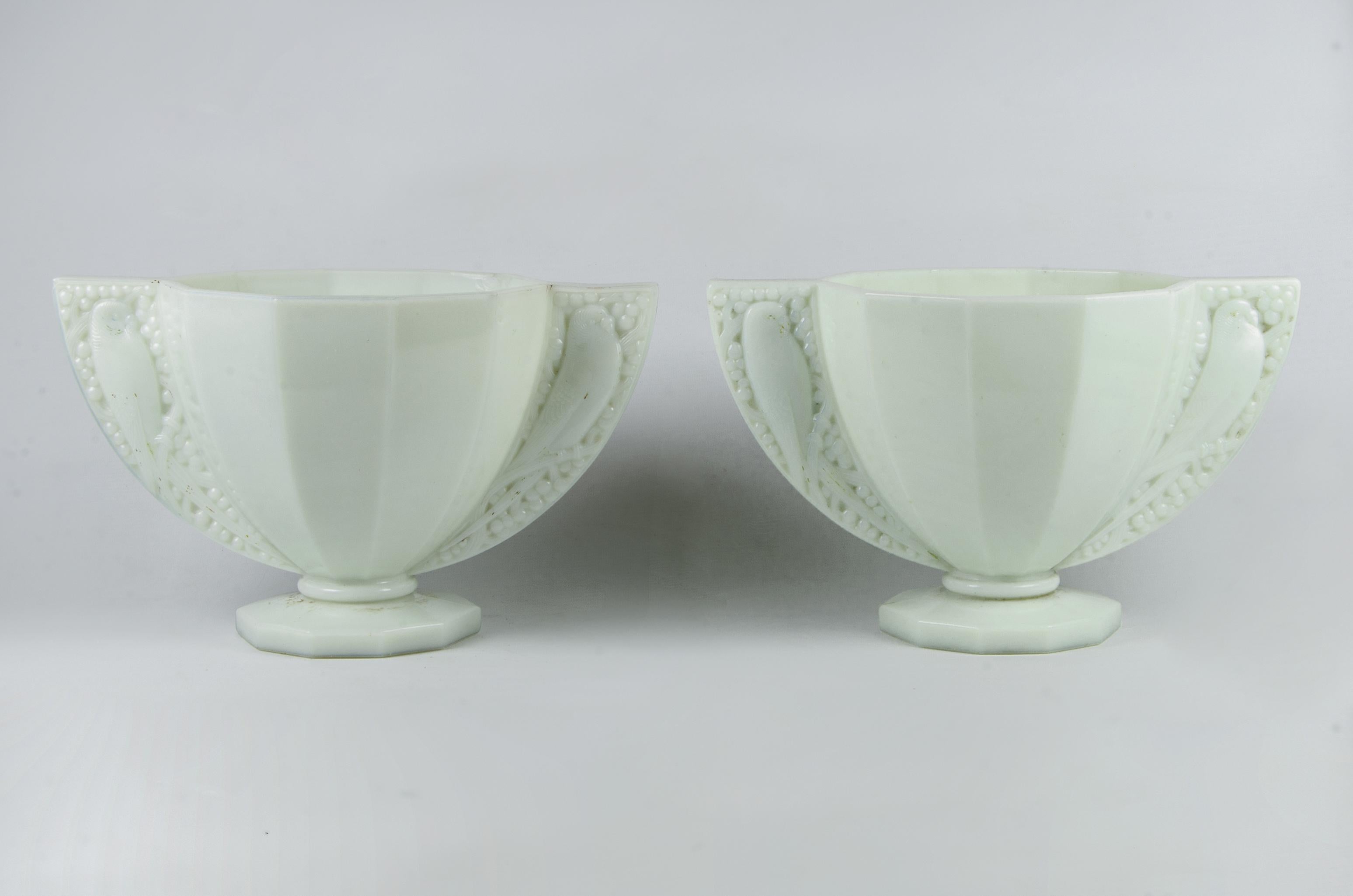 Paire de vases décoratifs Art Déco du début du 20e siècle en verre opalin vert pâle avec poignées en forme de perroquet, France

Par : inconnu
Matière : opaline, verre
Technique : coulée, moulée, pressée
Dimensions : 12 po x 7 po
Date : début du 20e