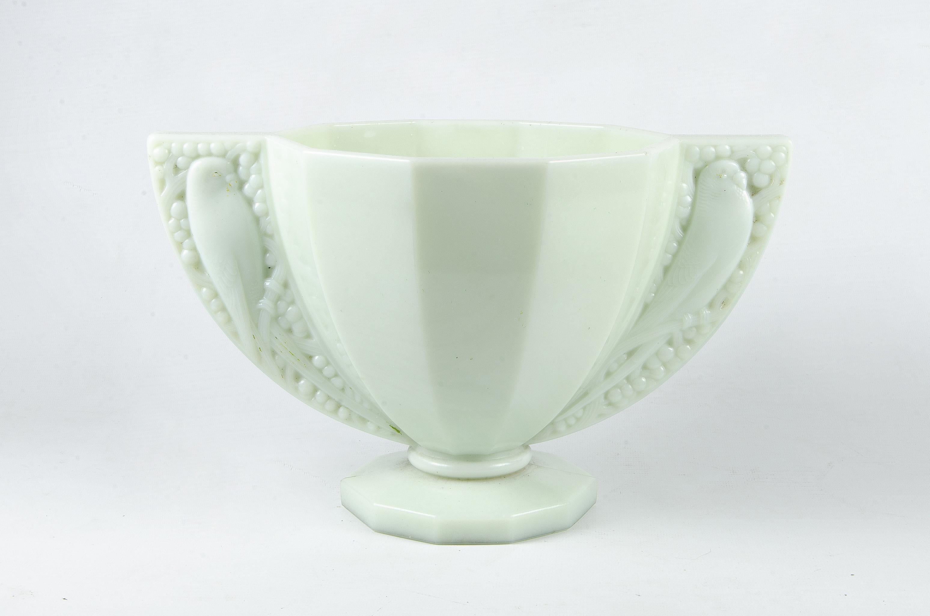 Art déco Paire de vases en opaline Art Déco du début du 20e siècle avec poignées en forme de perroquet, France en vente