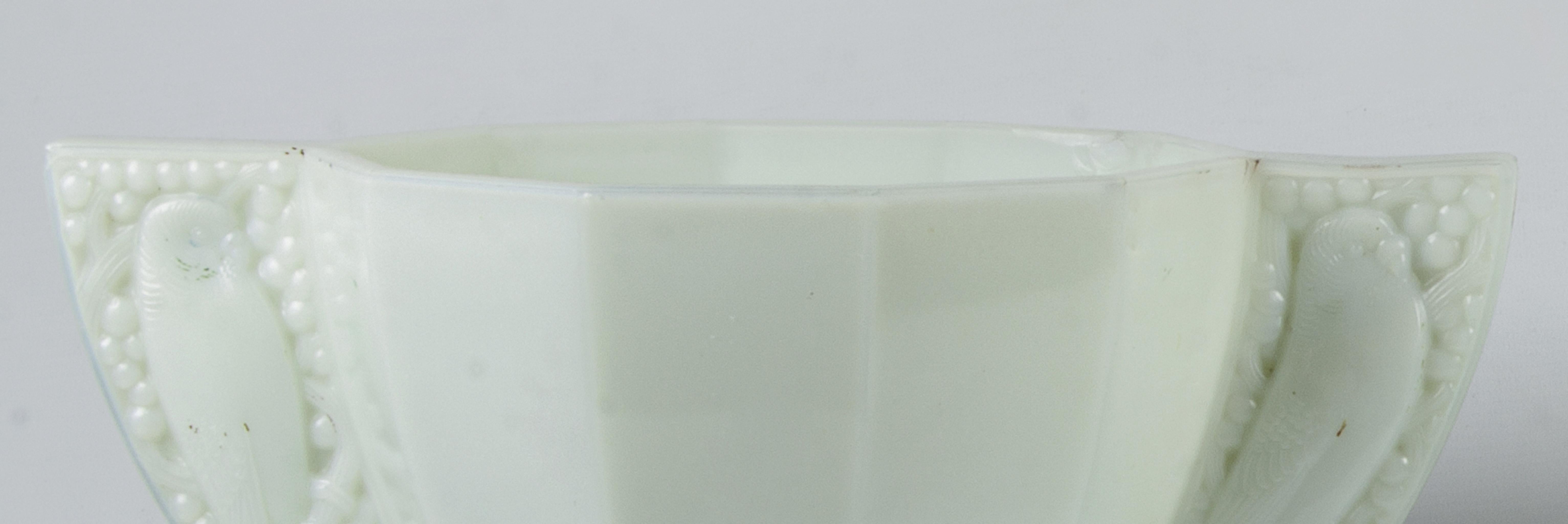 Français Paire de vases en opaline Art Déco du début du 20e siècle avec poignées en forme de perroquet, France en vente