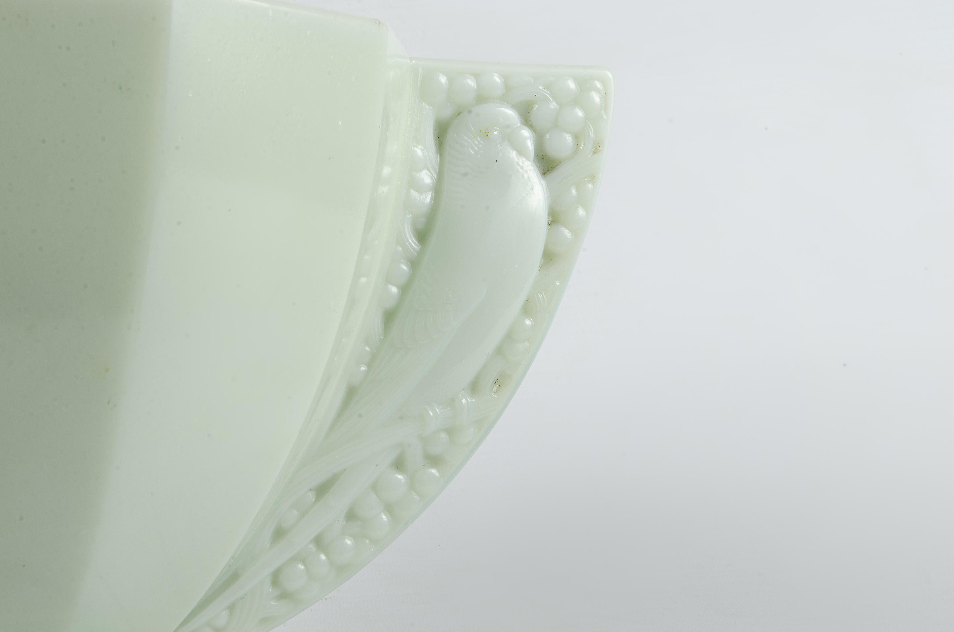 Moulage Paire de vases en opaline Art Déco du début du 20e siècle avec poignées en forme de perroquet, France en vente