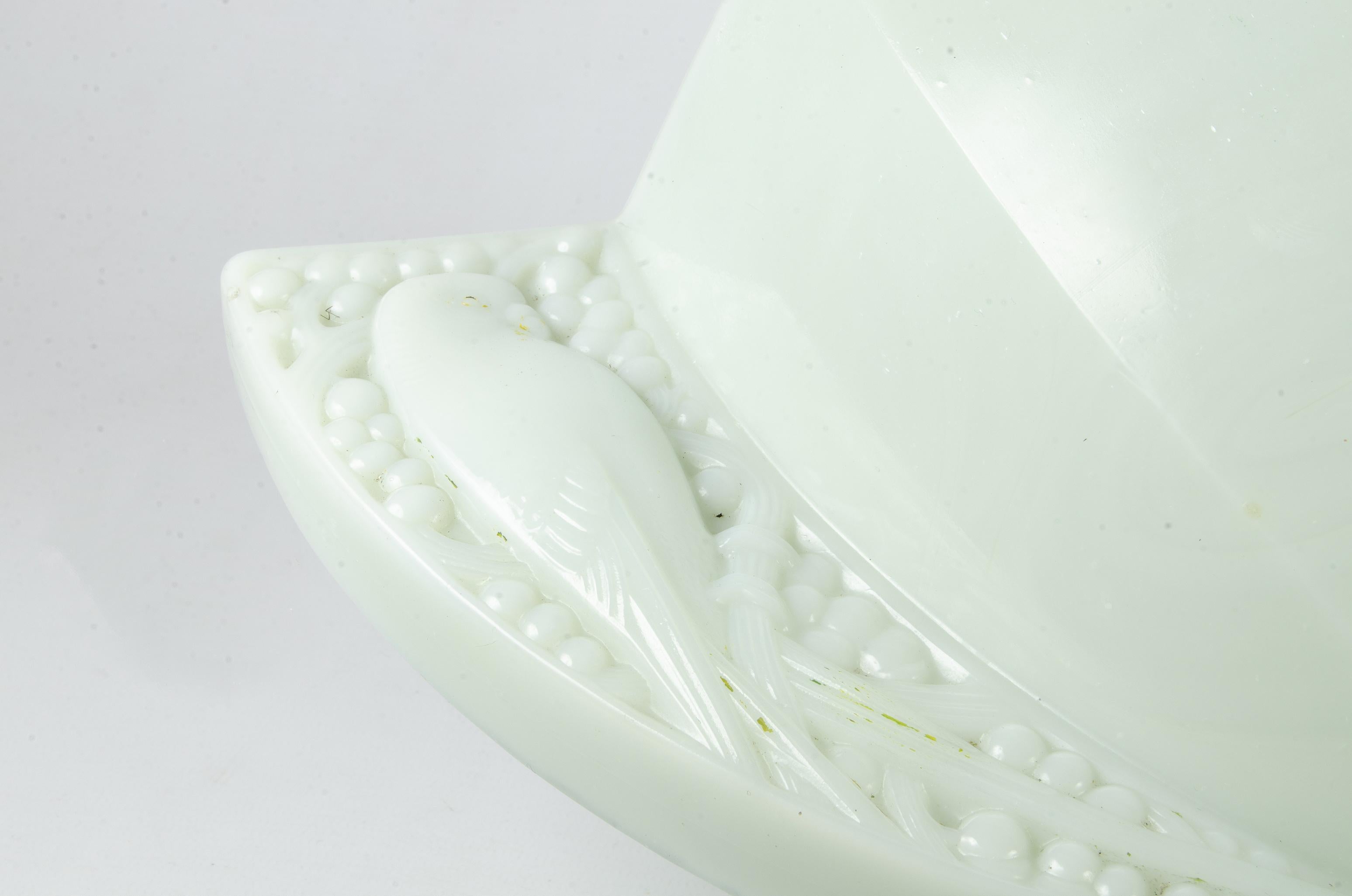Paire de vases en opaline Art Déco du début du 20e siècle avec poignées en forme de perroquet, France Bon état - En vente à North Miami, FL