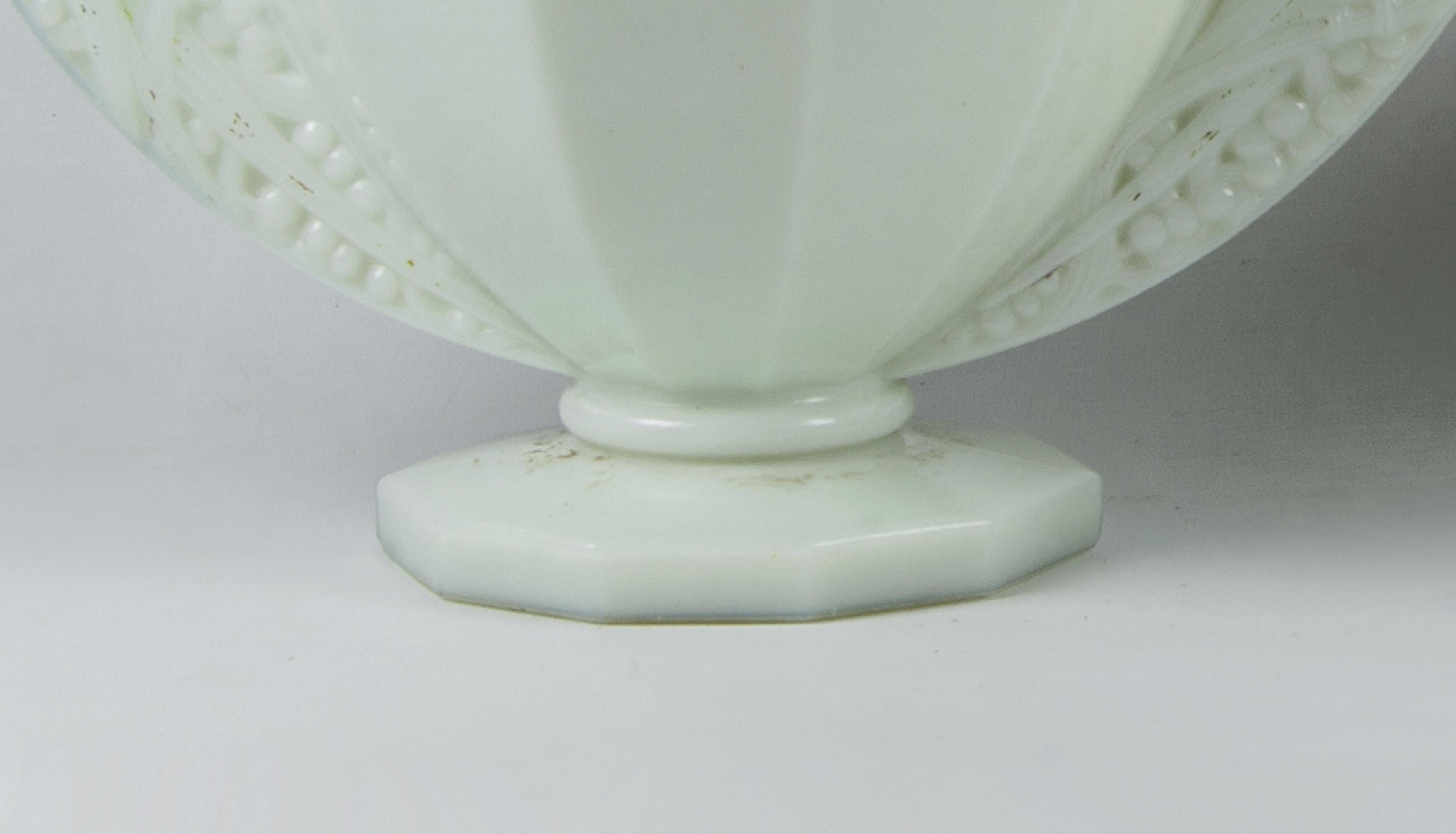 20ième siècle Paire de vases en opaline Art Déco du début du 20e siècle avec poignées en forme de perroquet, France en vente
