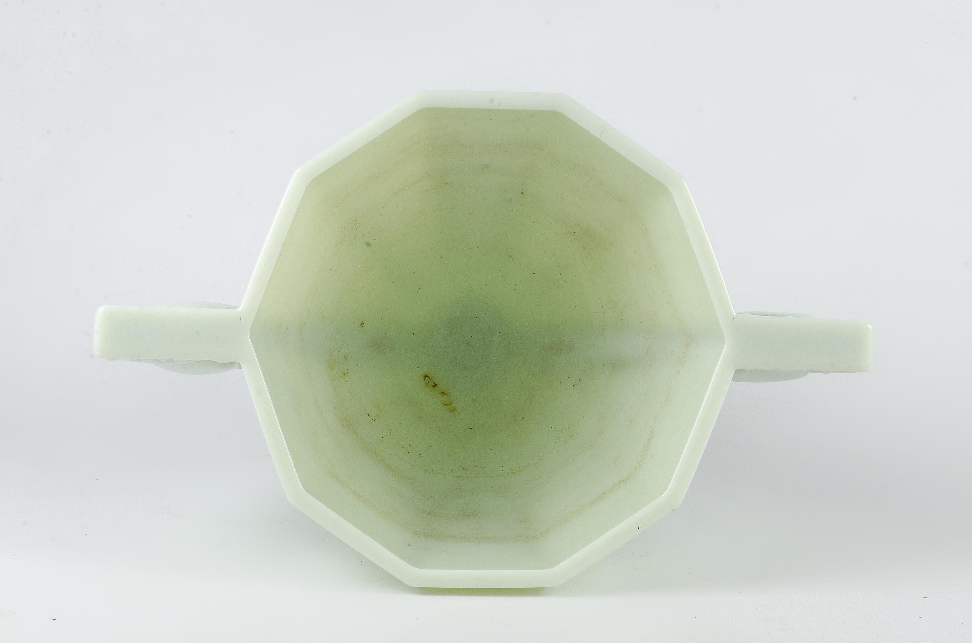Verre Paire de vases en opaline Art Déco du début du 20e siècle avec poignées en forme de perroquet, France en vente
