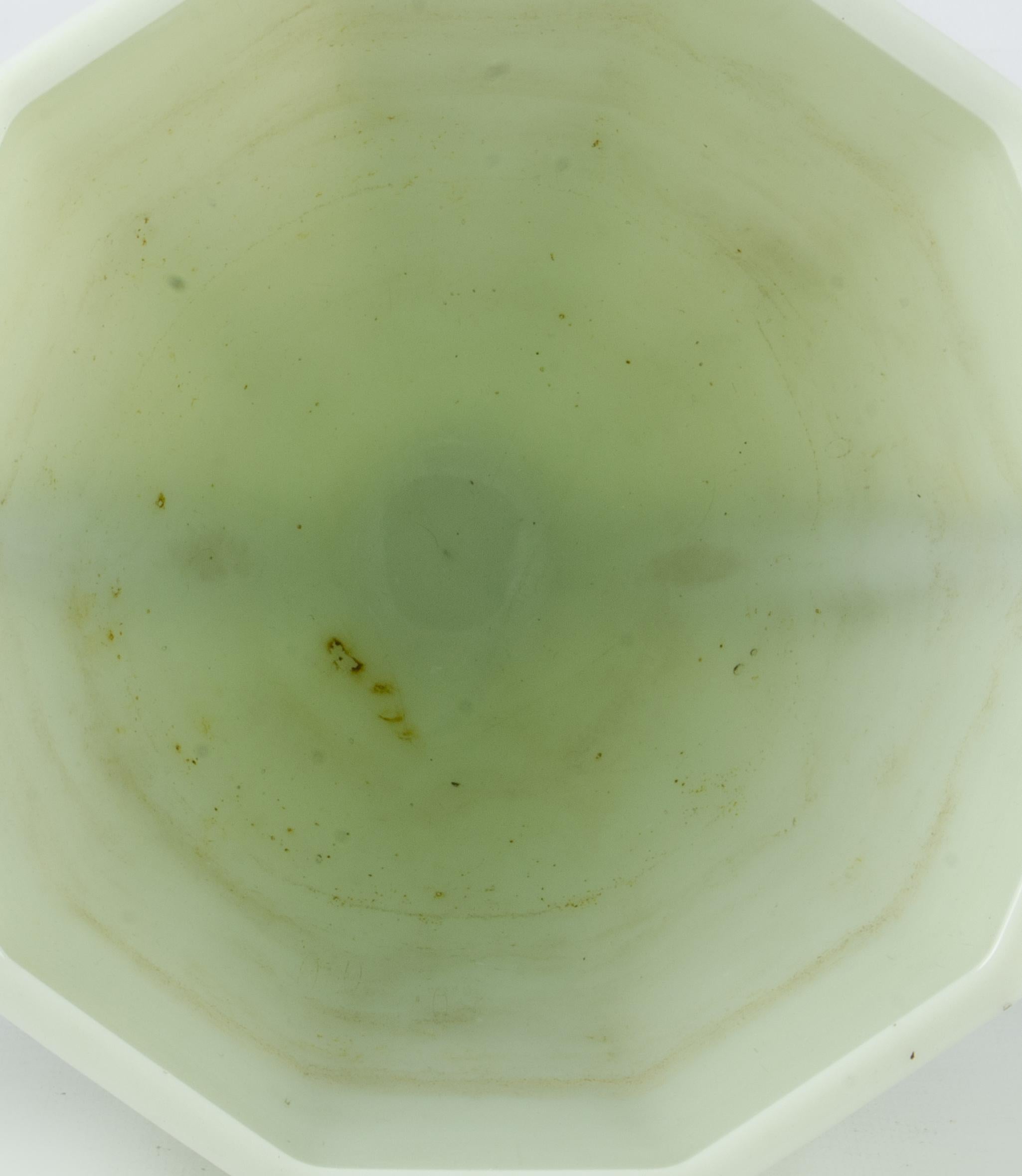 Paire de vases en opaline Art Déco du début du 20e siècle avec poignées en forme de perroquet, France en vente 1
