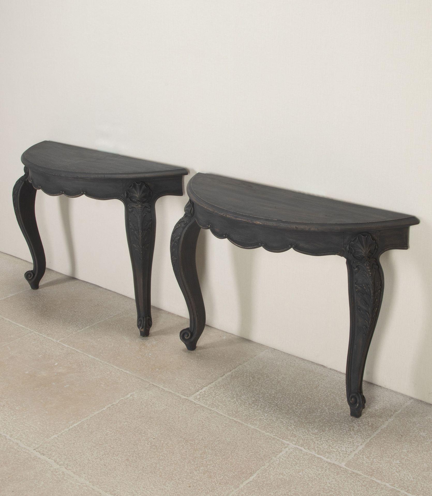 Paire de consoles en chêne finement sculptées de style Art Nouveau anglais de la fin du 19e ou du début du 20e siècle.
Sur pieds cabriole - peints ultérieurement.