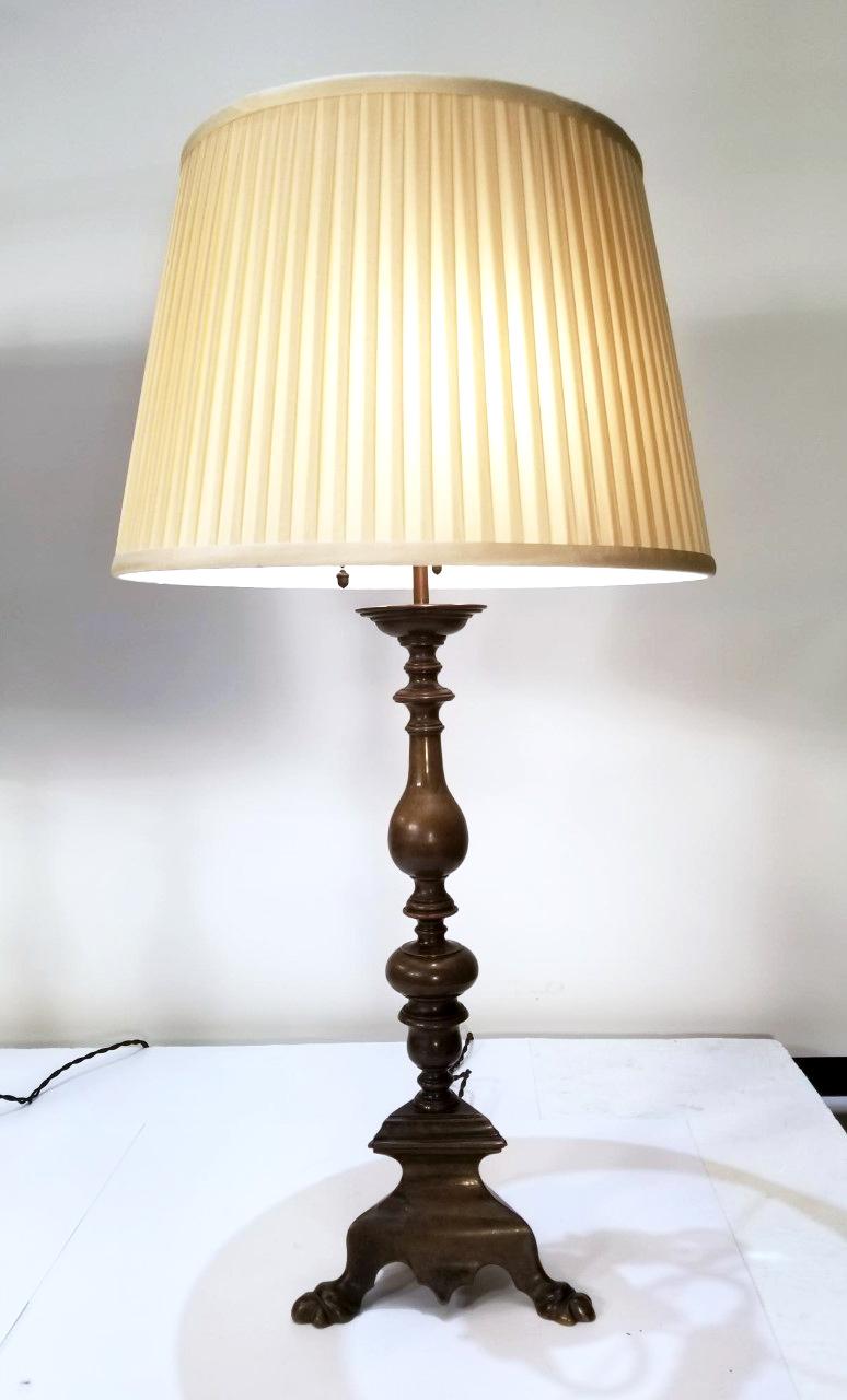 Cette élégante paire de lampes Caldwell est de style baroque et comporte une base tripode avec une tige balustre qui est finie dans une magnifique finition en bronze frotté à la main. Ces lampes sont livrées avec la grappe de trois lampes d'origine