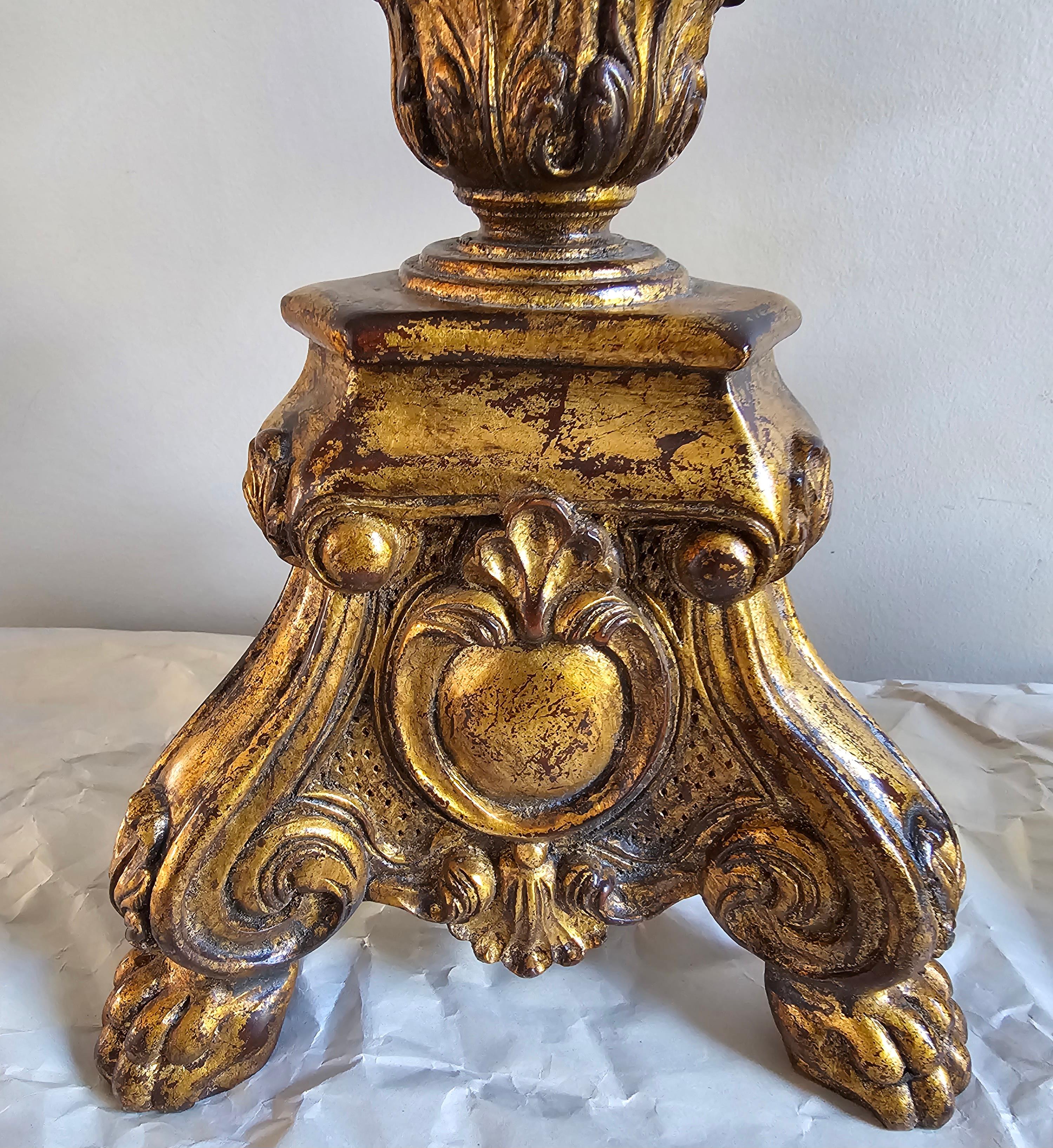 Carved Pair of Early 20th Century Baroque Style GiltWood Paw Feet Candlestands For Sale