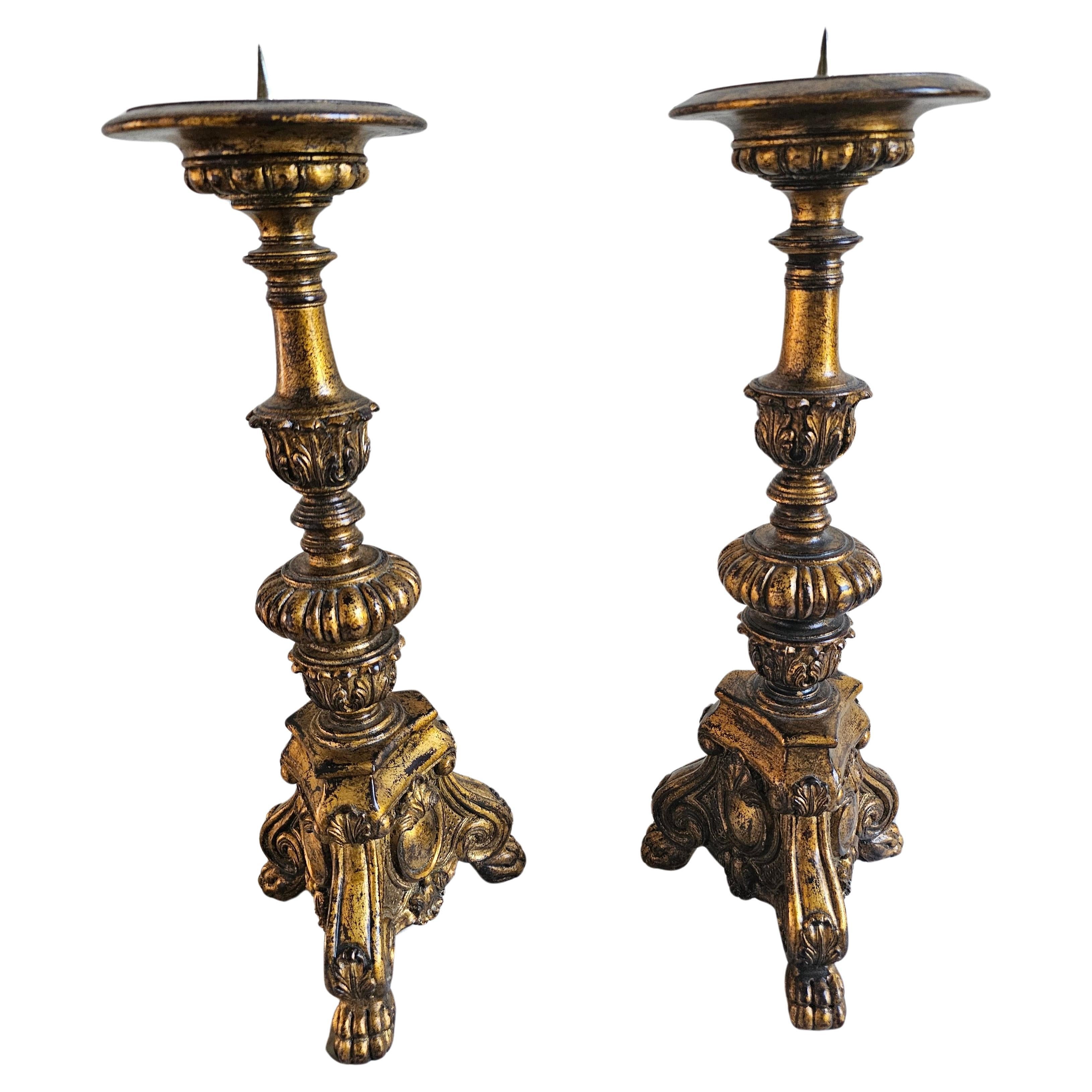 Paire de chandeliers de style baroque du début du 20e siècle en bois doré avec pieds en forme de pattes
