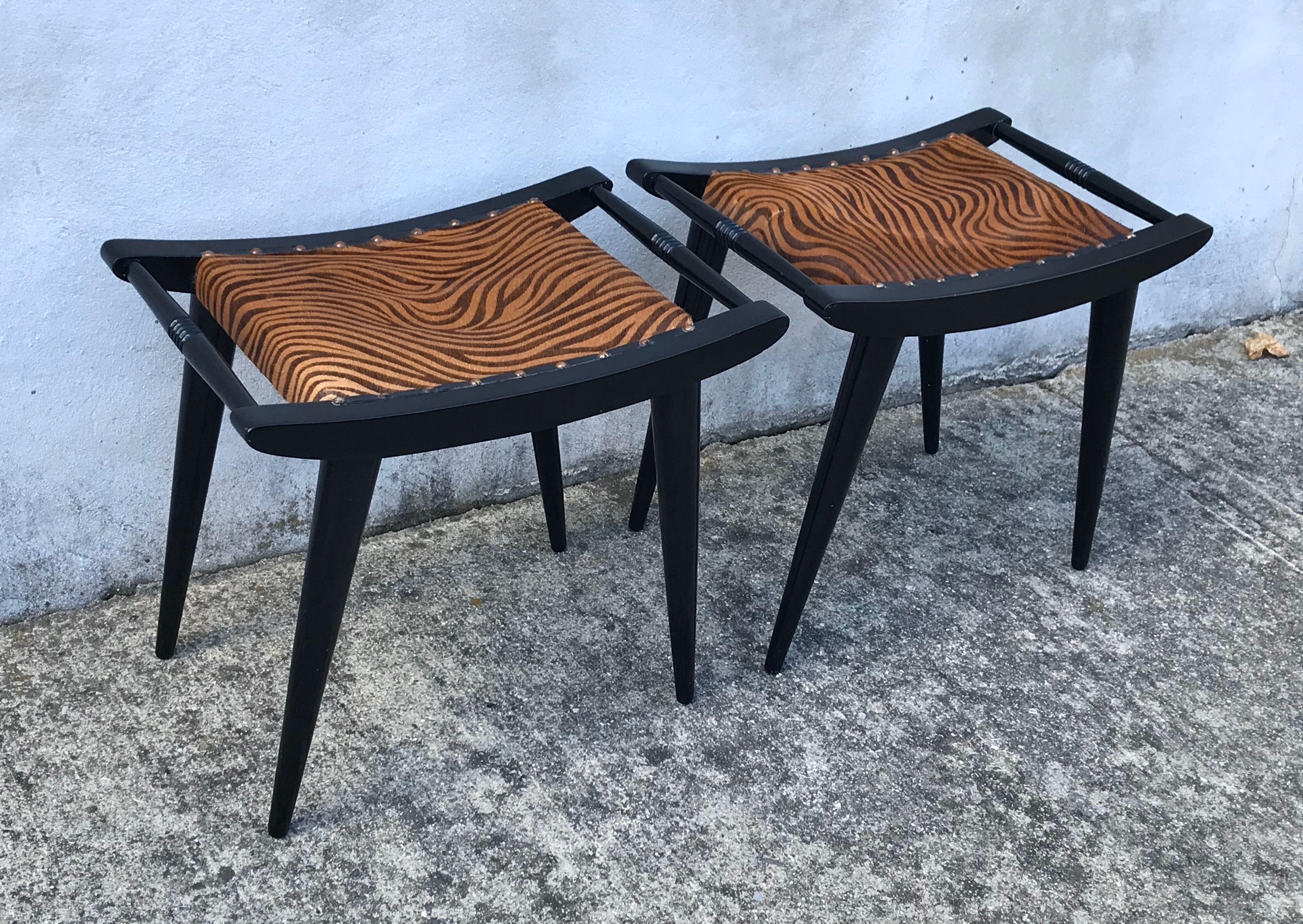 Magnifique paire de tabourets d'appoint en laque noire avec sièges imprimés de motifs zébrés, très bien exposés, de très haute qualité.