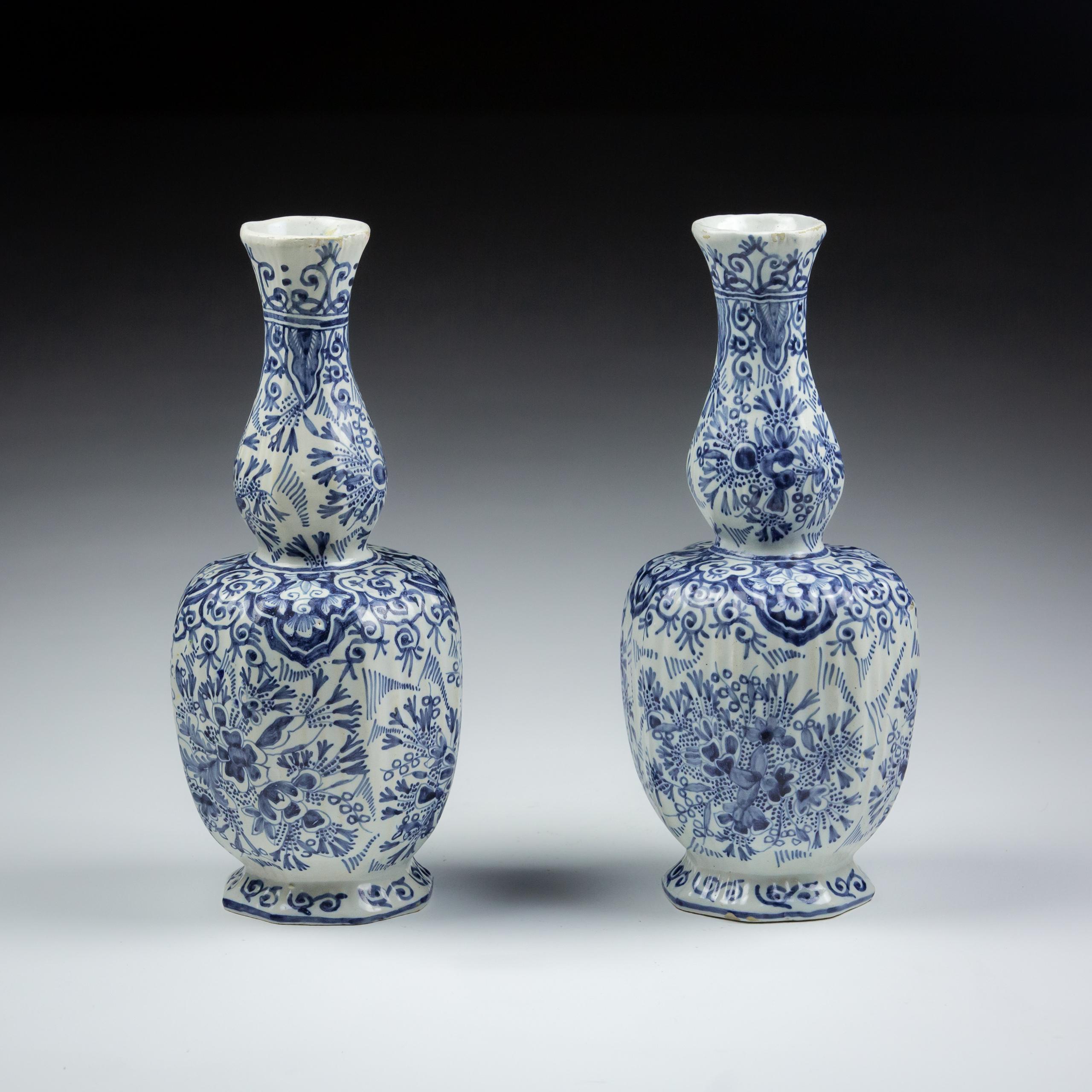 Pair of Blue and white Delft Gourd vase

Excellent Condition.

Signed to the underside. Circa 1900.