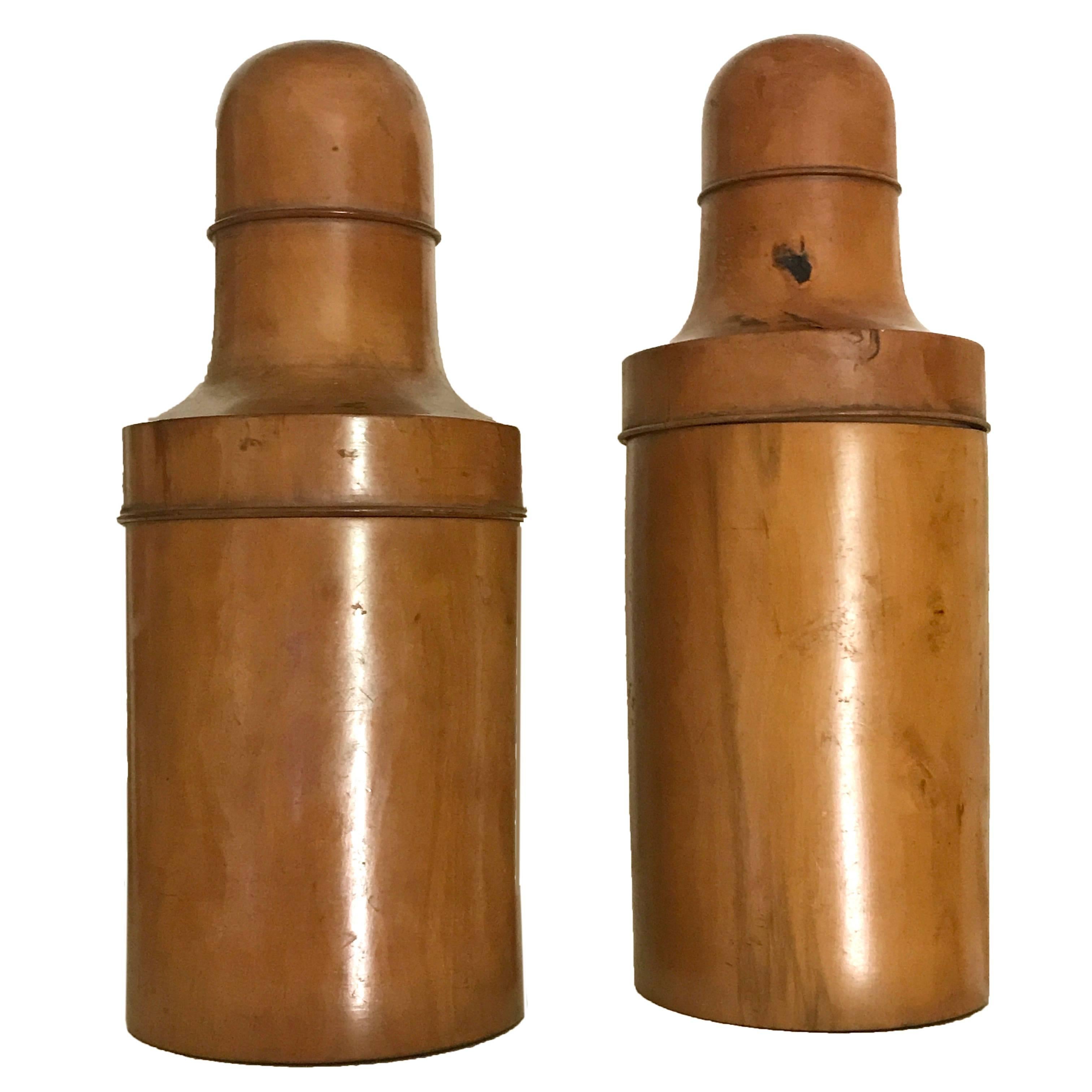 A pair of early 20th century boxwood containers (21 cm) that allowed the discreet storage of medicines destined to treatments of pathologies to be kept hidden.

A unique set that will make happy collectors who enjoy these marvellous and historical