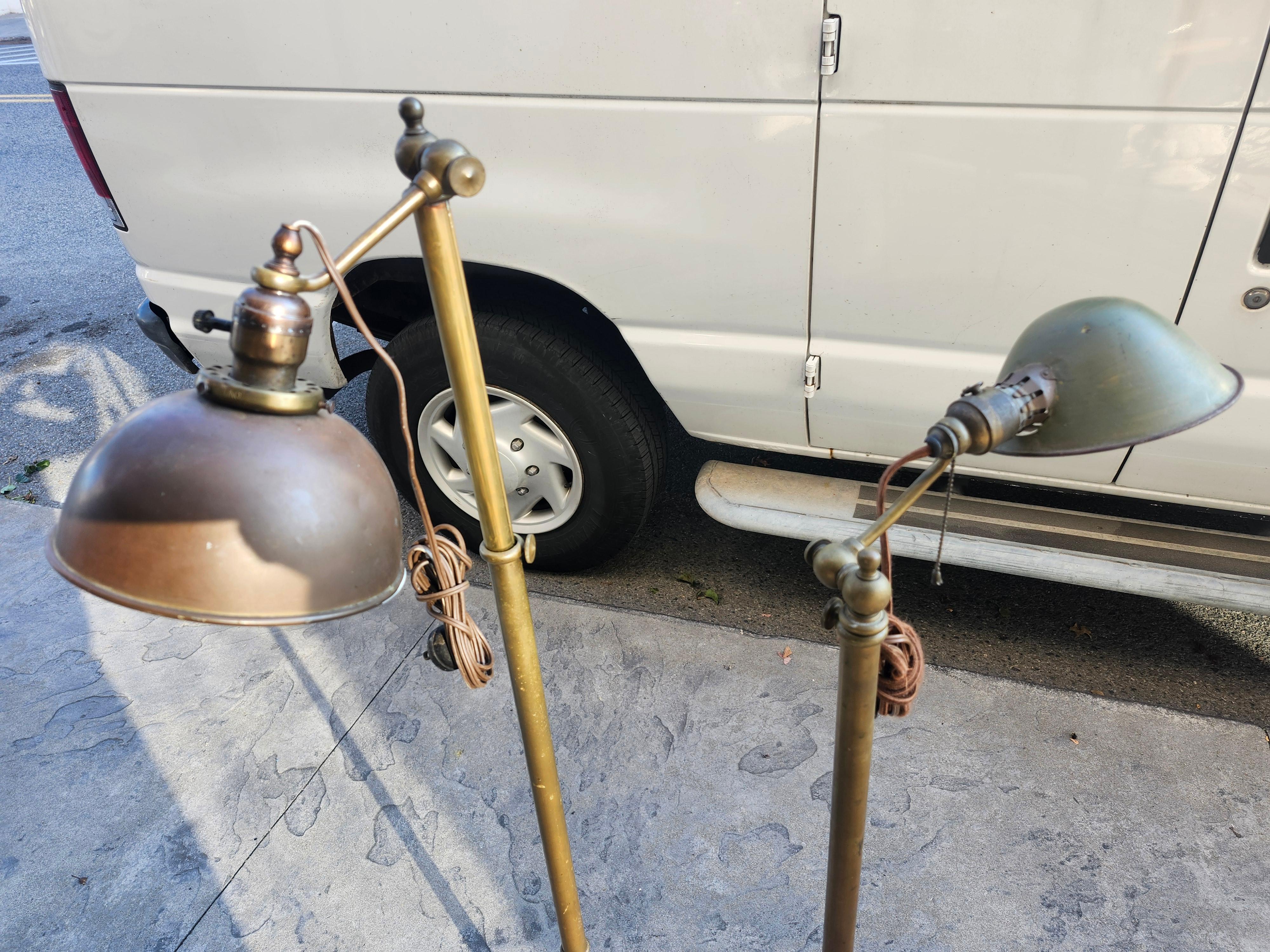 Fabuleux lampadaires de pharmacie des années folles, entièrement réglables et en excellent état, avec une usure minime mais normale due à l'âge et à l'utilisation. 
Légèrement différents styles avec les ombres et les bases, s'il vous plaît voir