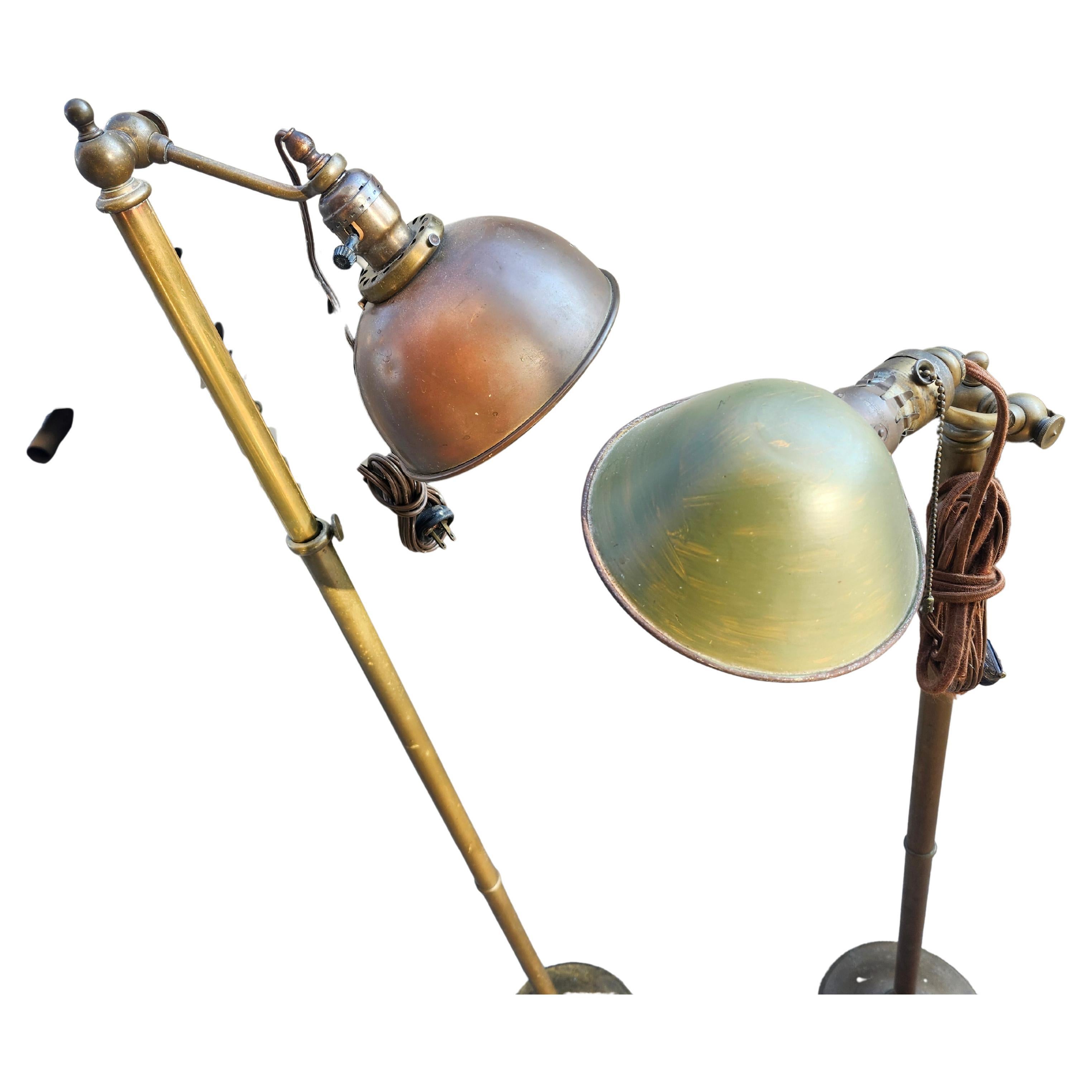 Américain Paire de lampes de pharmacie réglables en laiton du début du 20e siècle C1920 Vendues séparément en vente