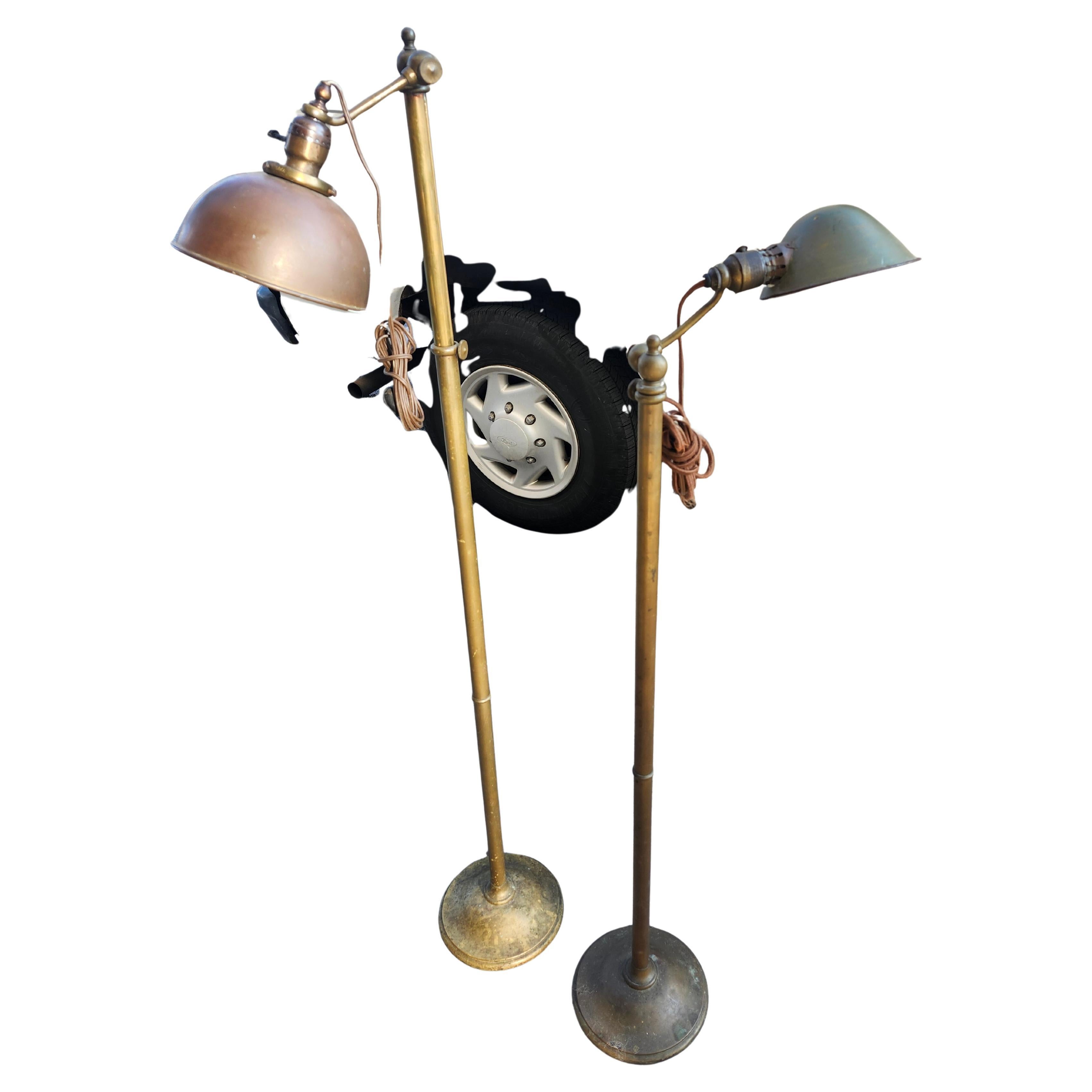Fait main Paire de lampes de pharmacie réglables en laiton du début du 20e siècle C1920 Vendues séparément en vente