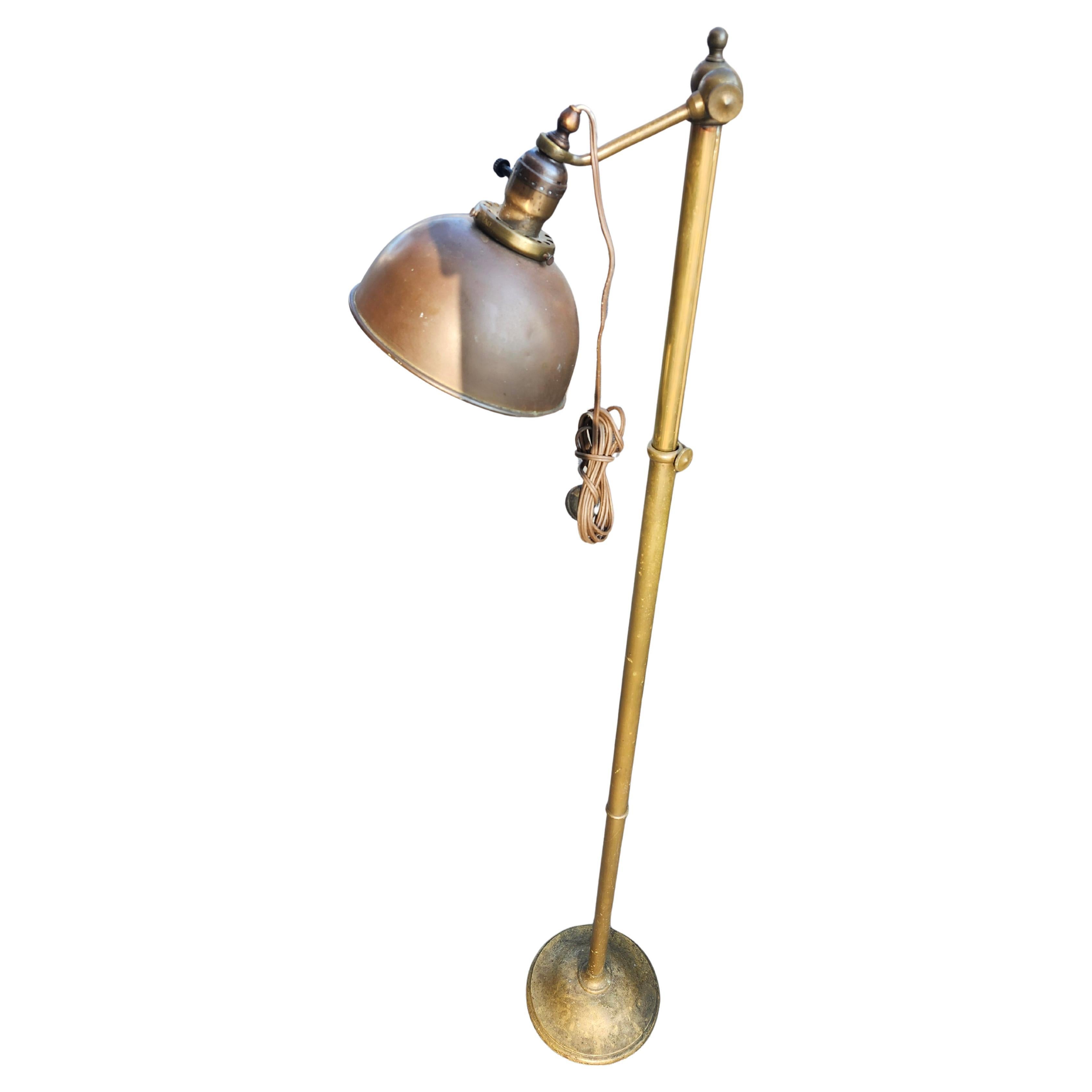 Paire de lampes de pharmacie réglables en laiton du début du 20e siècle C1920 Vendues séparément Bon état - En vente à Port Jervis, NY