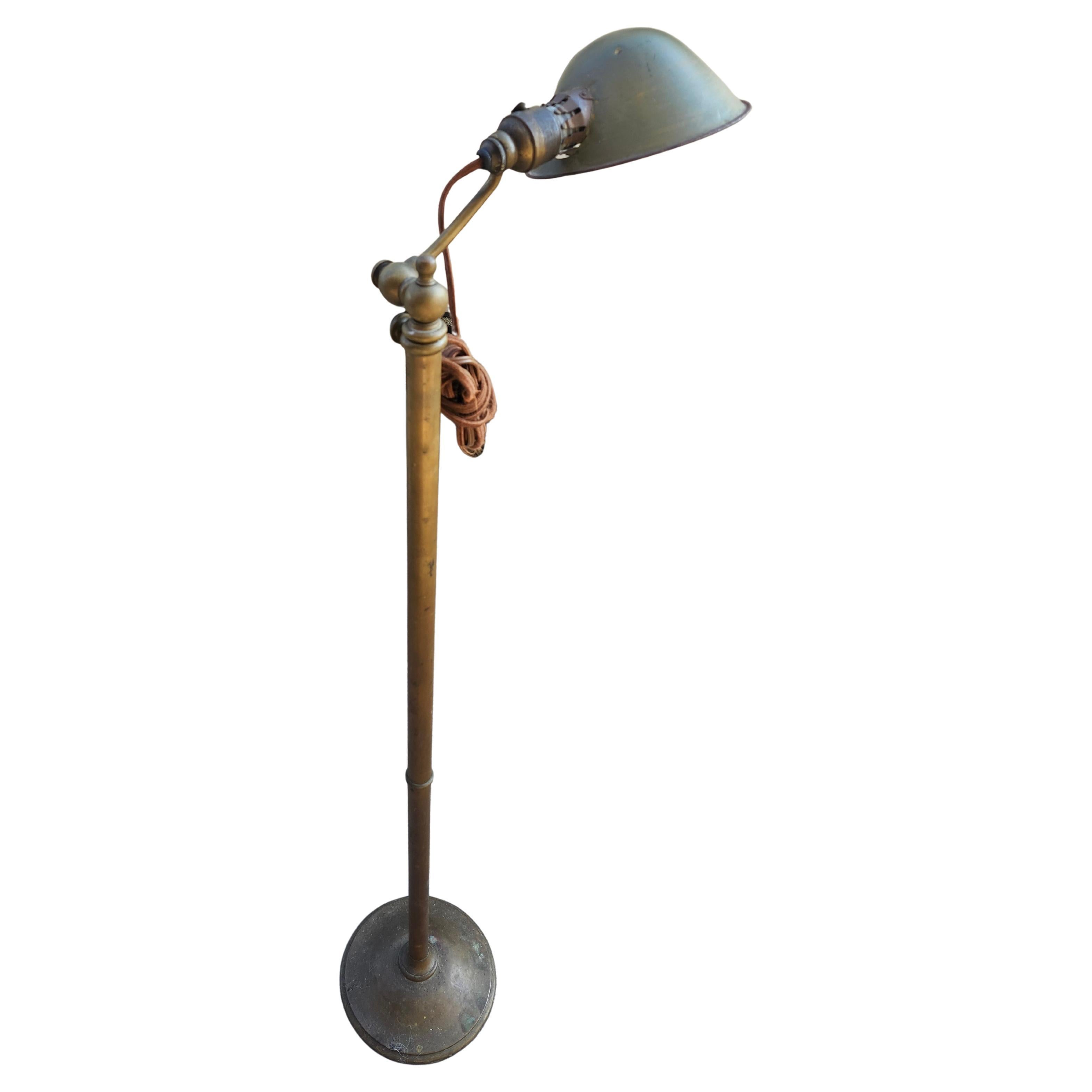 Début du 20ème siècle Paire de lampes de pharmacie réglables en laiton du début du 20e siècle C1920 Vendues séparément en vente