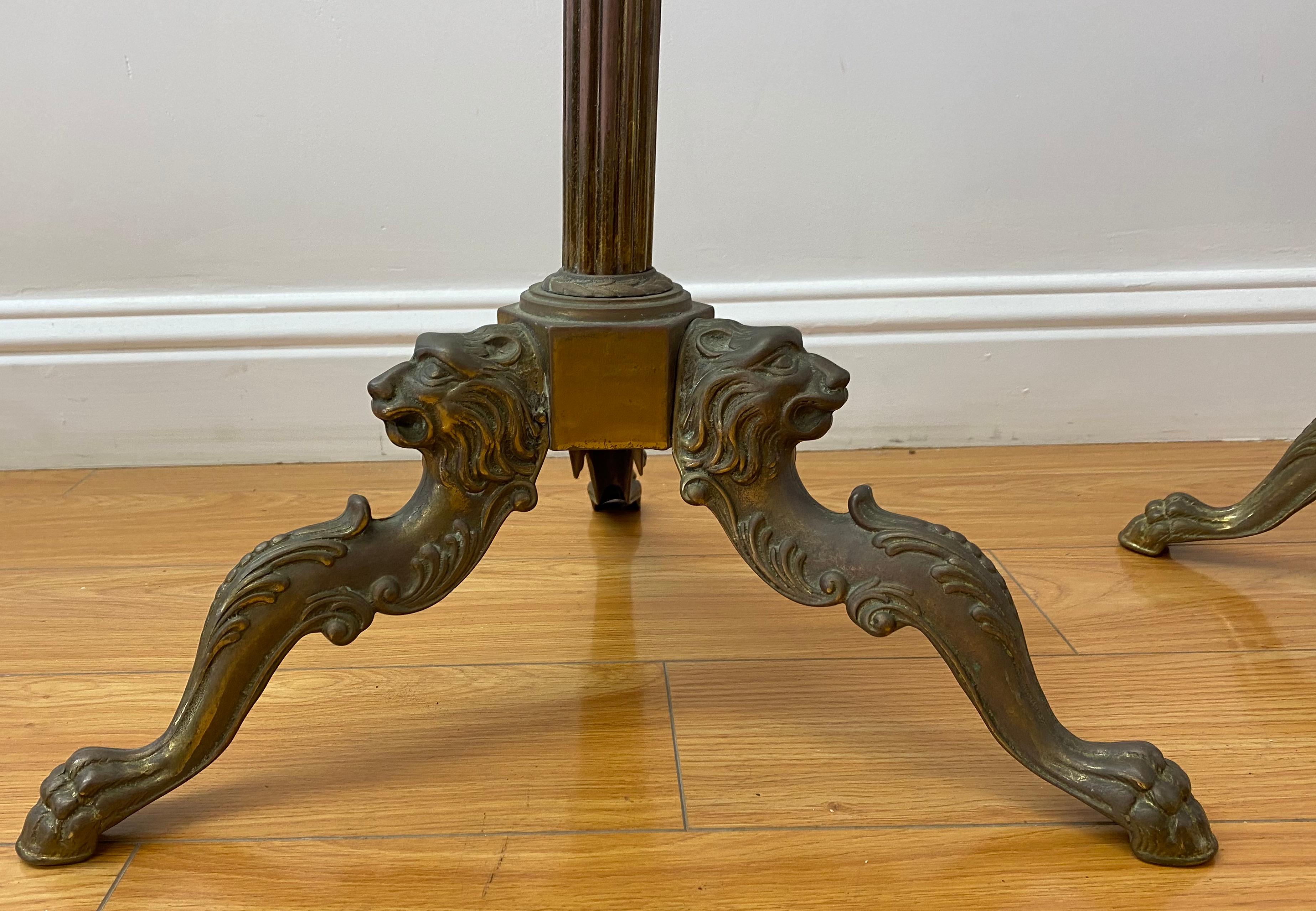 Pair of early 20th century brass towel holders.

The towel holders show different finials (see pics)

18.5