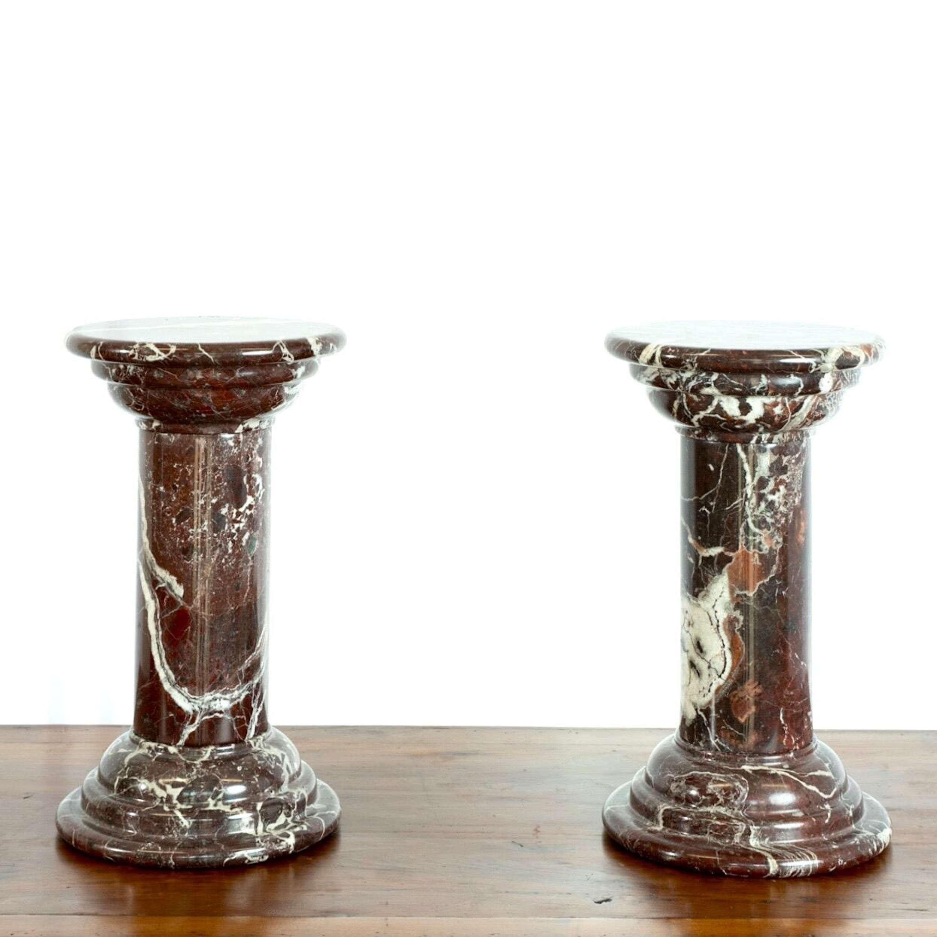 Paire de piédestaux circulaires en marbre rouge de la Brèche Basque du début du 20e siècle.
Excellent état.
Se démonte en 3 parties ; conviendrait parfaitement pour les bustes.

France, vers 1920.

Hauteur - 44,5 cm
Diamètre - 26 cm
 

Veuillez