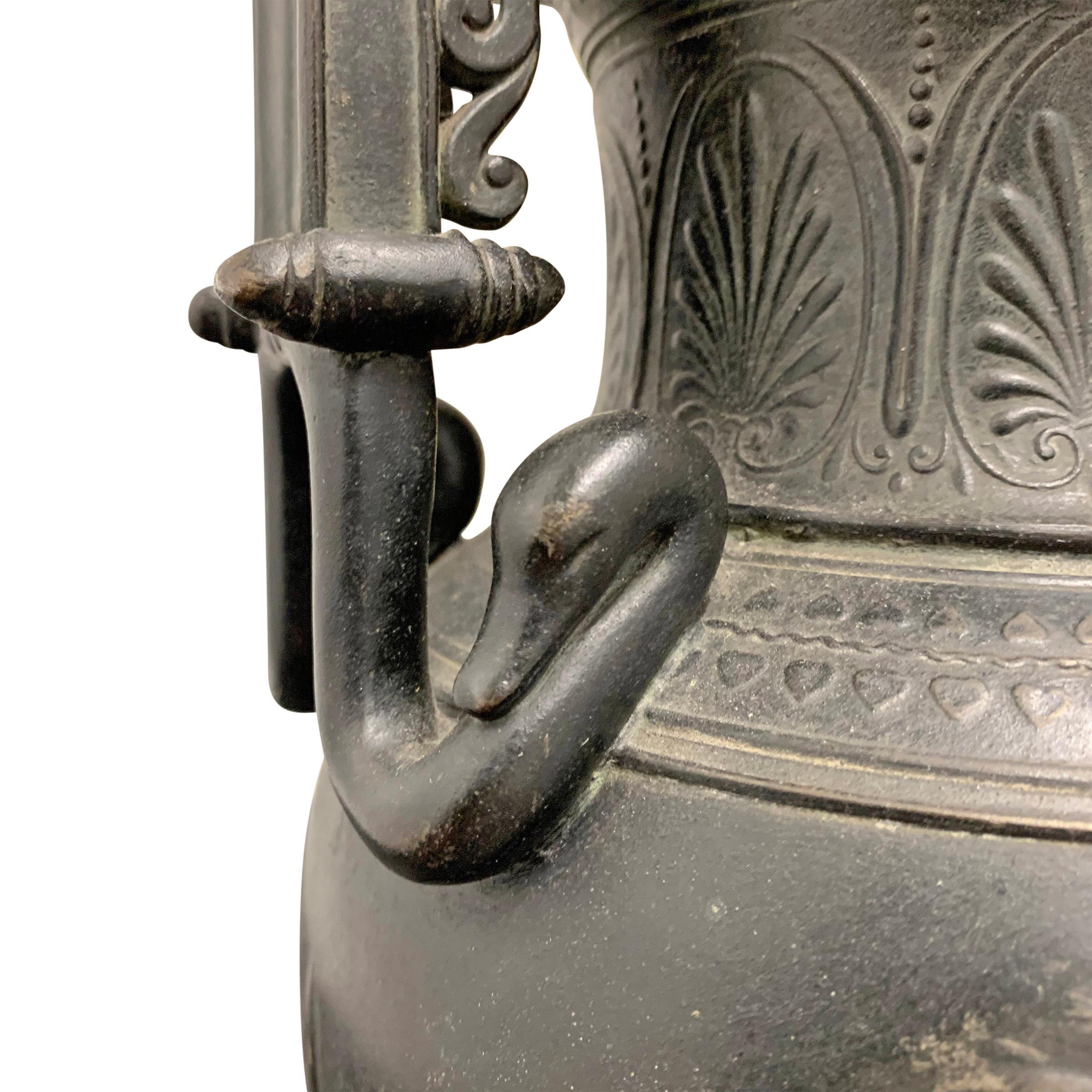 Paire d'urnes en bronze de style romain du début du 20e siècle en vente 6
