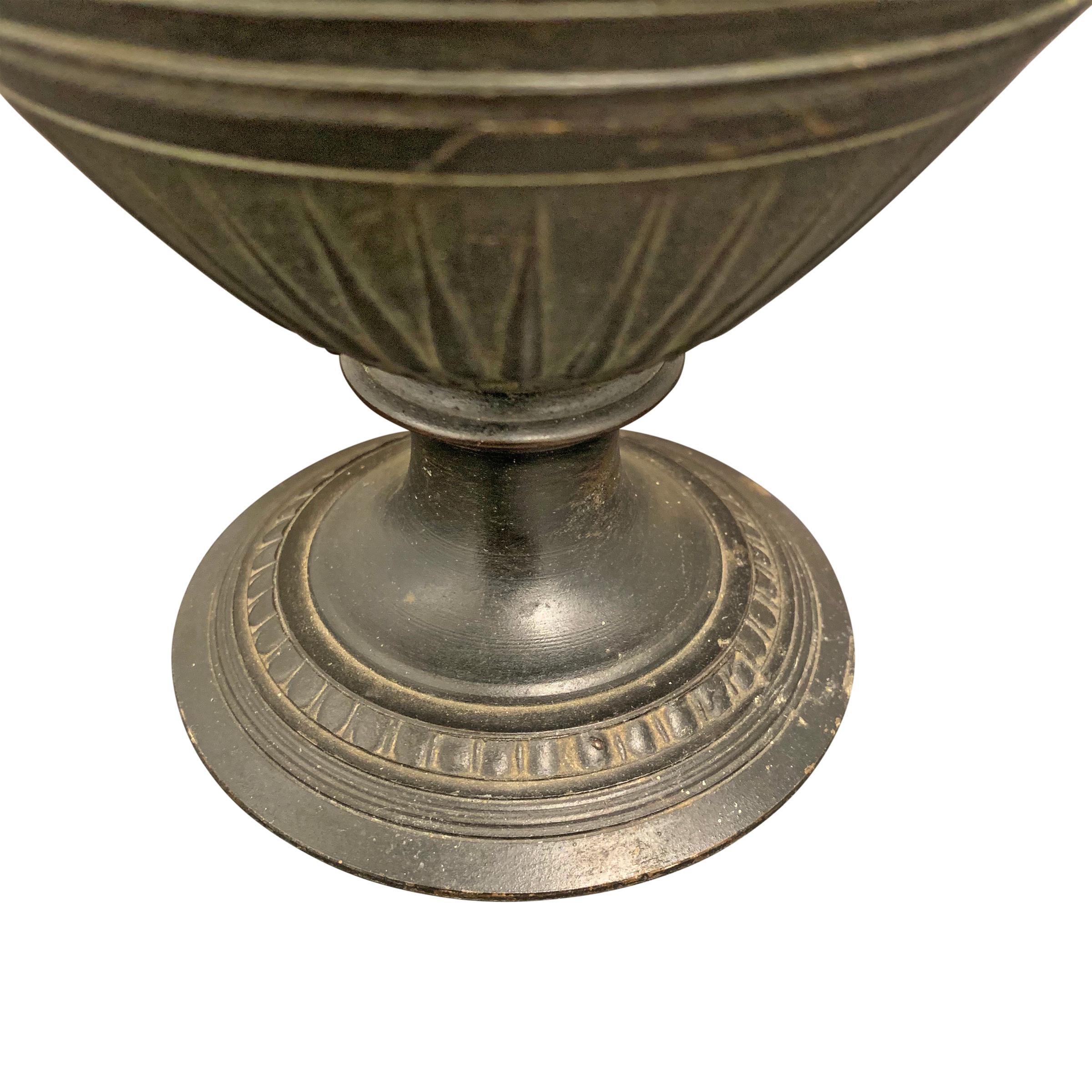 Paar Bronze-Urnen im römischen Stil aus dem frühen 20 im Angebot 8