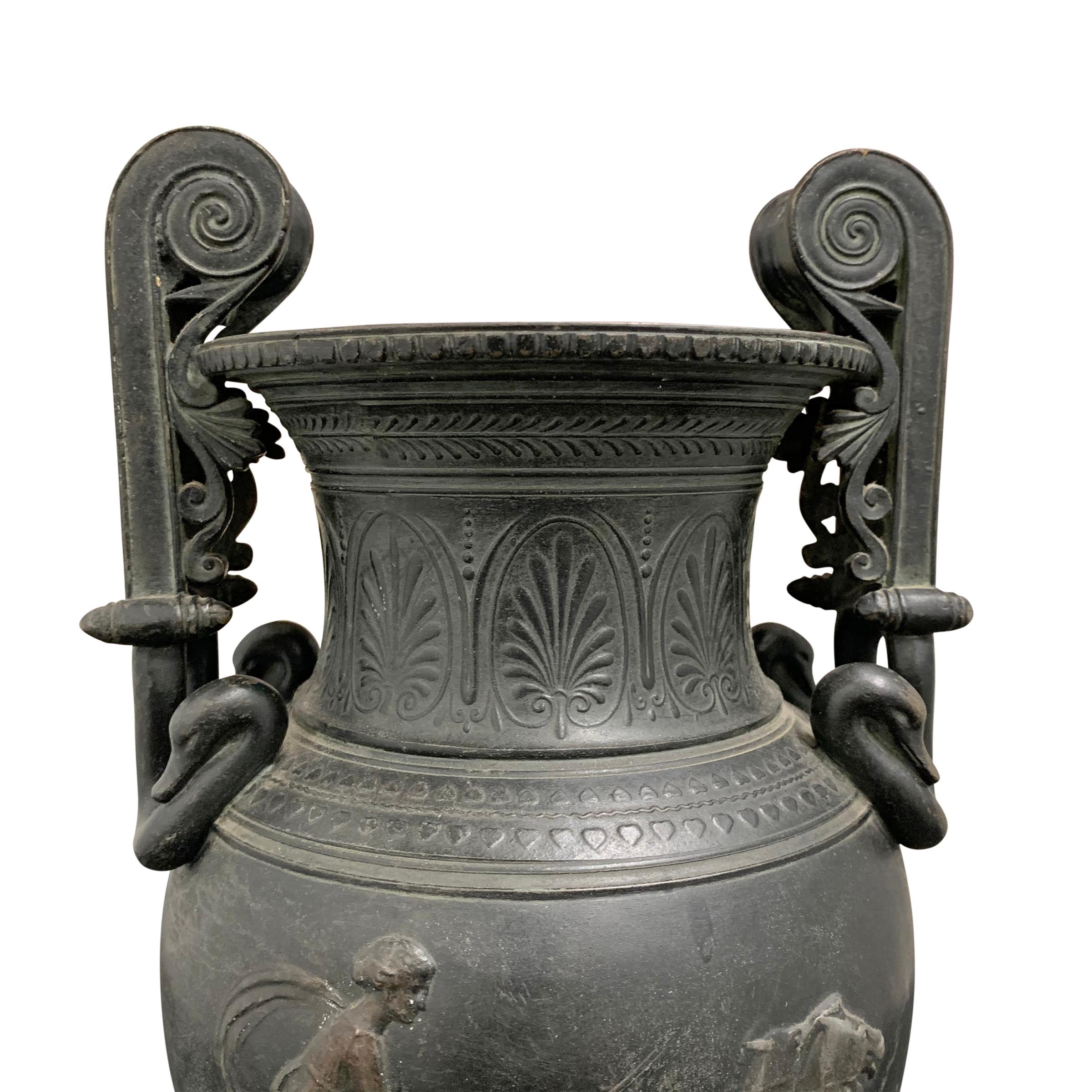 Paar Bronze-Urnen im römischen Stil aus dem frühen 20 im Zustand „Gut“ im Angebot in Chicago, IL