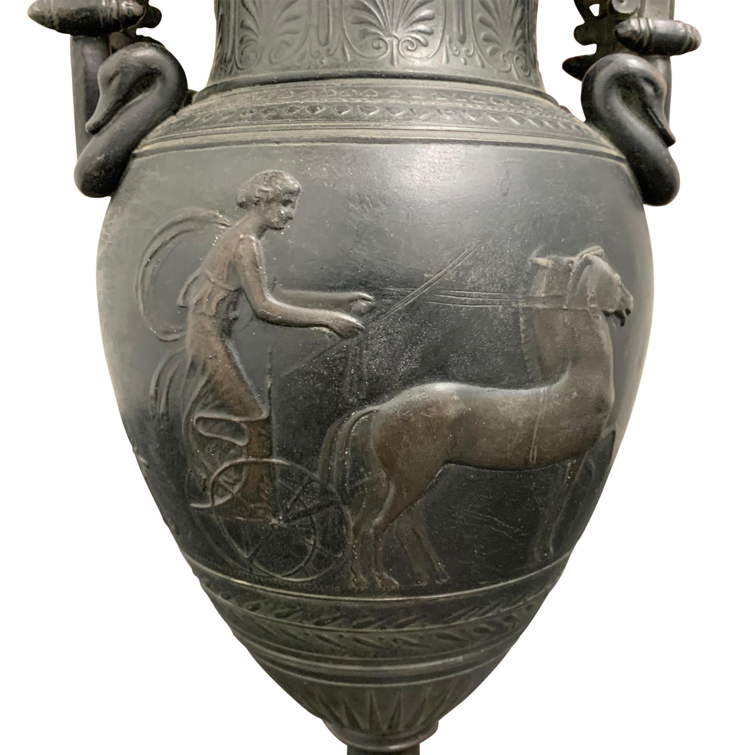 20ième siècle Paire d'urnes en bronze de style romain du début du 20e siècle en vente