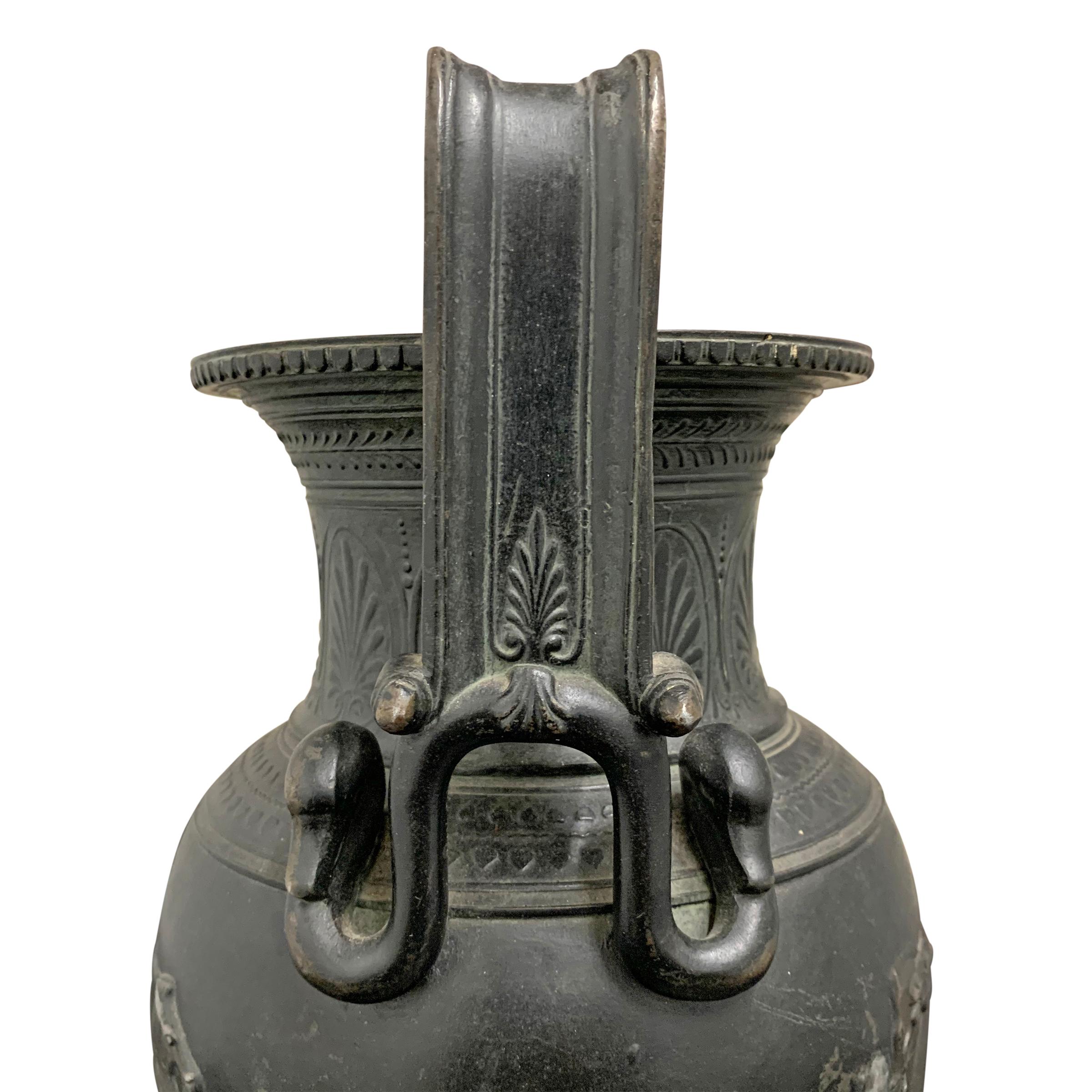 Paire d'urnes en bronze de style romain du début du 20e siècle en vente 1