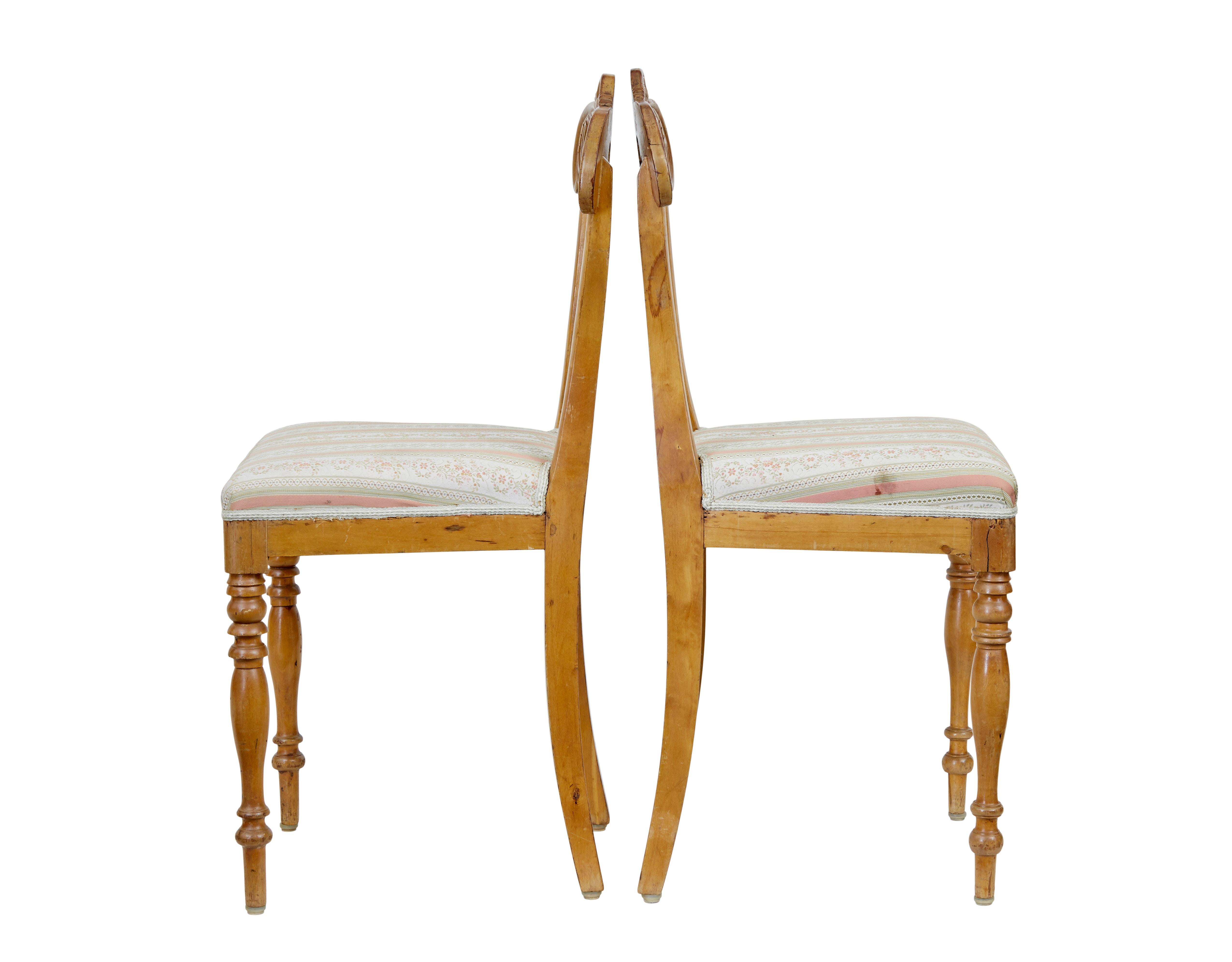 Victorien Paire de chaises de salle en bouleau sculpté du début du 20e siècle en vente