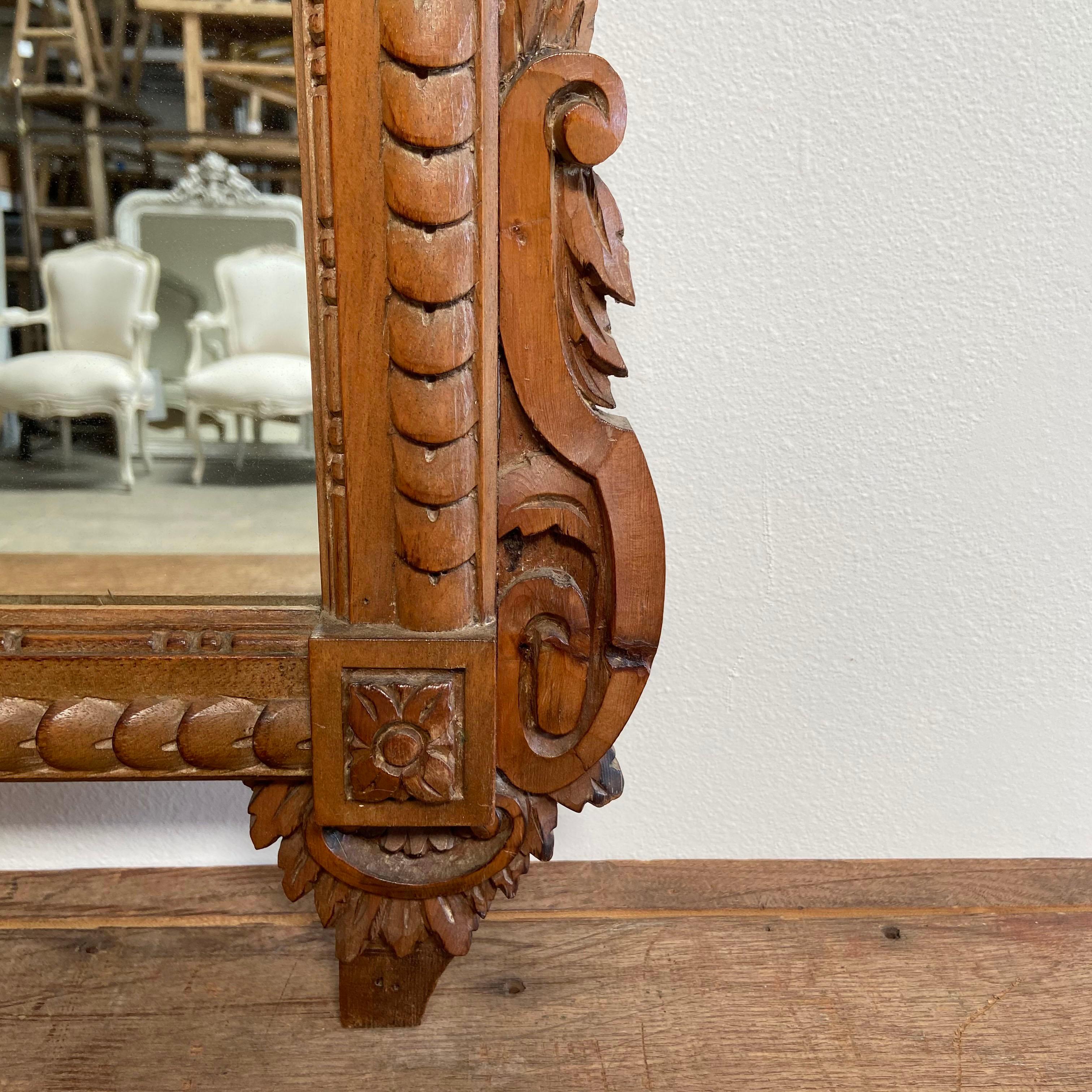 Ein Paar geschnitzte Spiegel im französischen Stil des frühen 20. Jahrhunderts in Nussbaumoptik.
Fertig zum Aufhängen, schöne Walnussoberfläche.
Anz. 2
Maße: 29.5