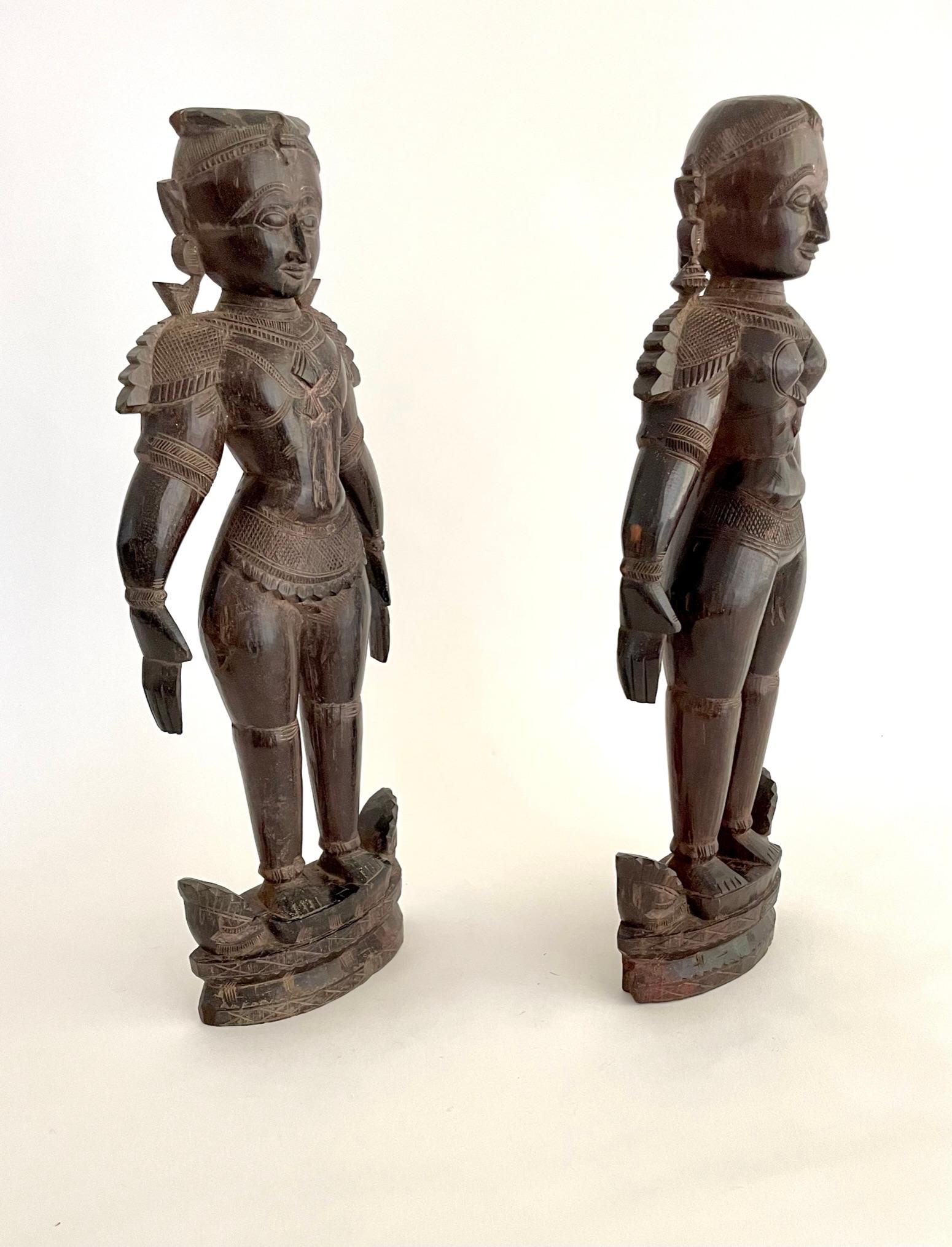 Pair of Early 20th Century Carved Marapcchi Bommais Dolls from Southern India For Sale 3