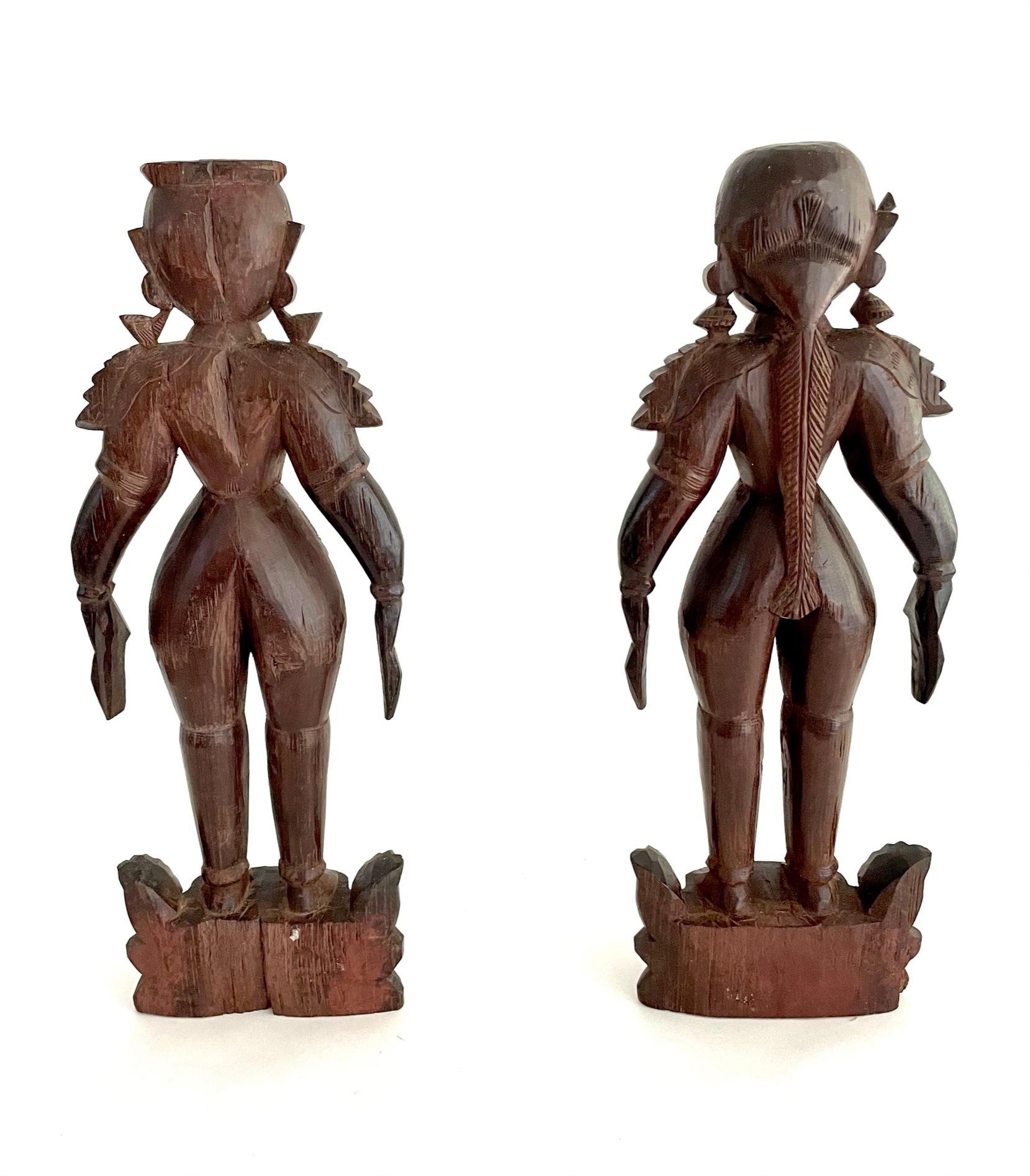 Pair of Early 20th Century Carved Marapcchi Bommais Dolls from Southern India For Sale 6