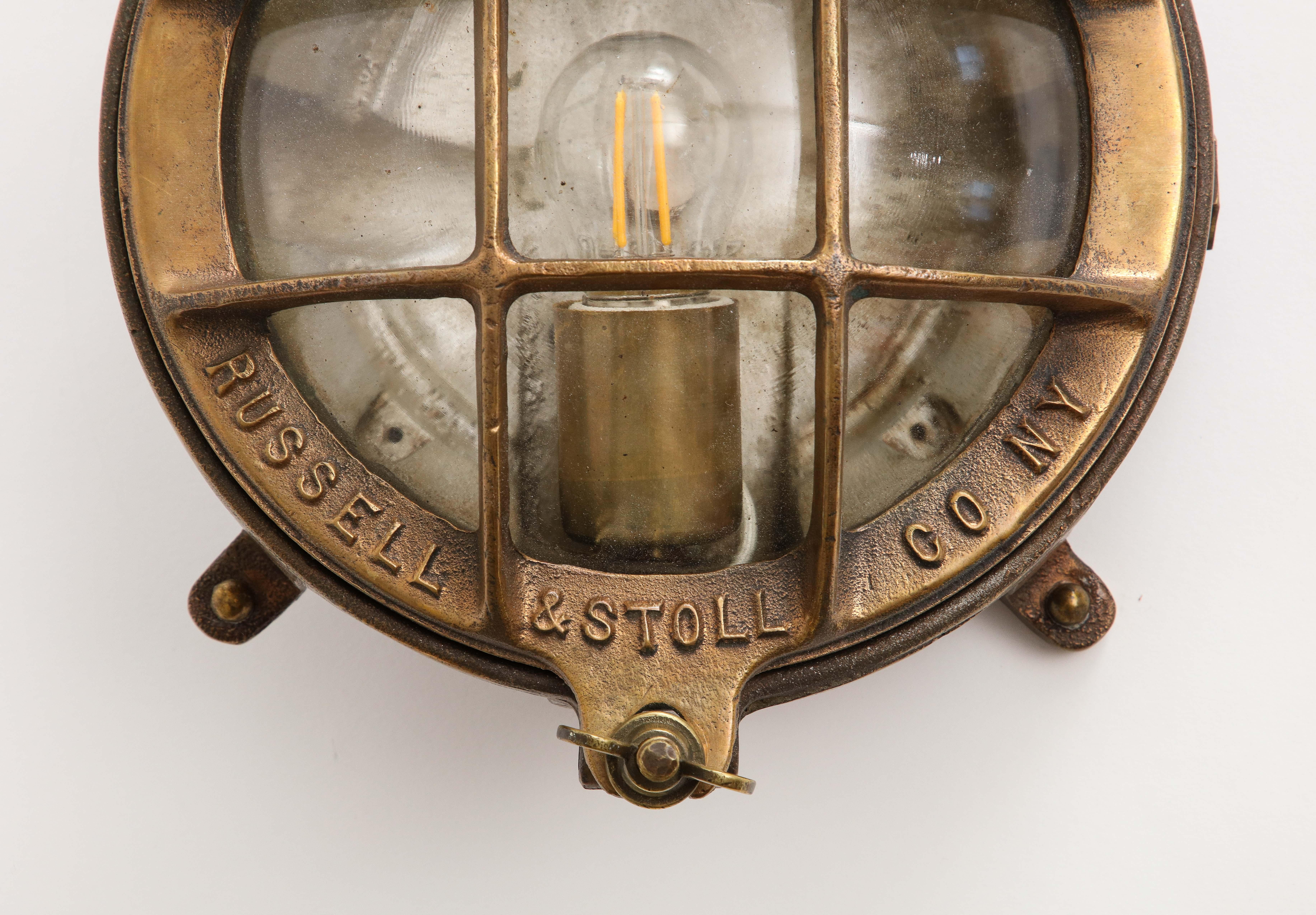 Paar Lampen aus Bronzeguss des frühen 20. Jahrhunderts von Russell & Stoll Co. (amerikanisch) im Angebot