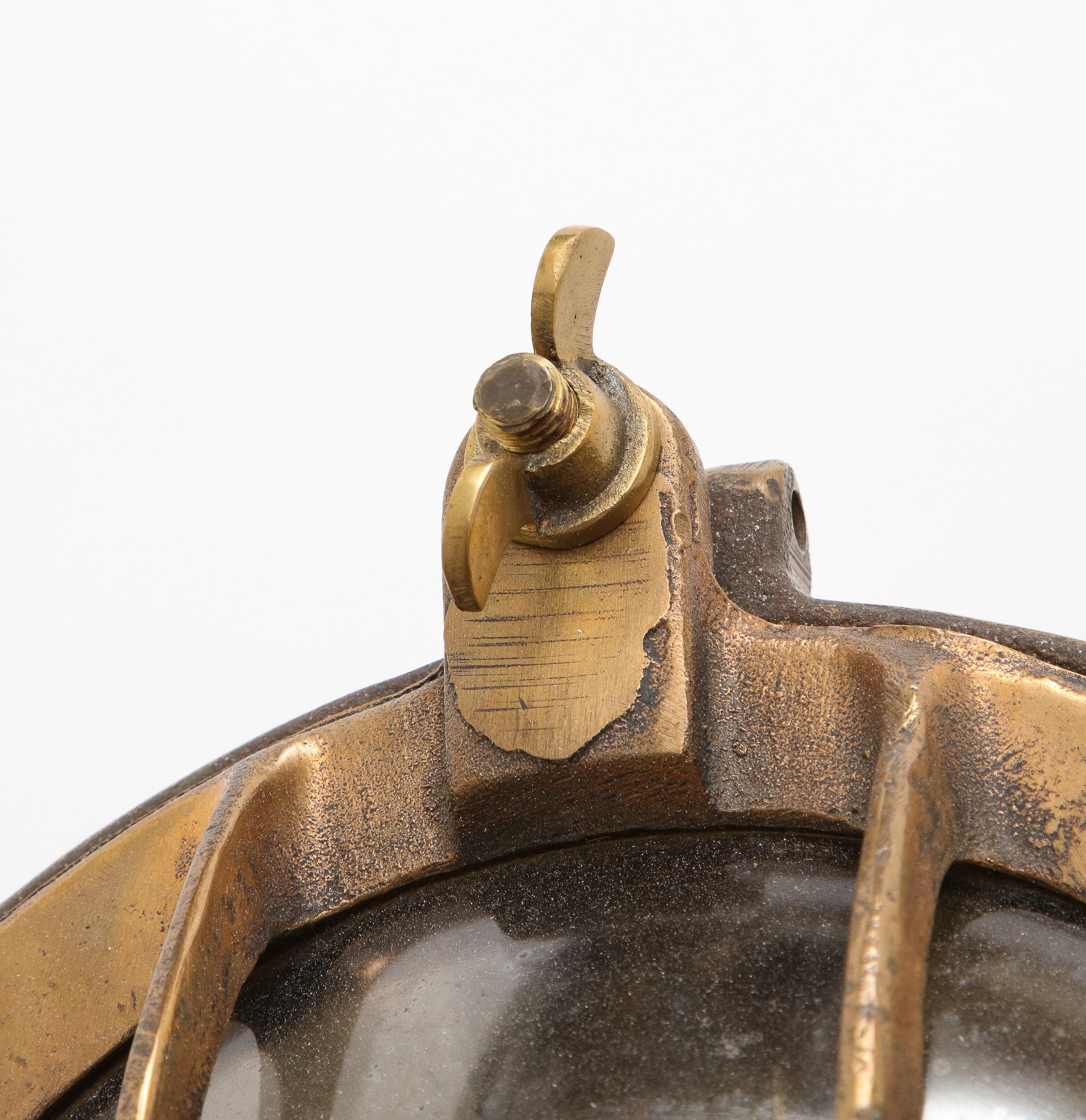 Moulage Paire de lampes en bronze coulé du début du 20e siècle par Russell & Stoll Co. en vente